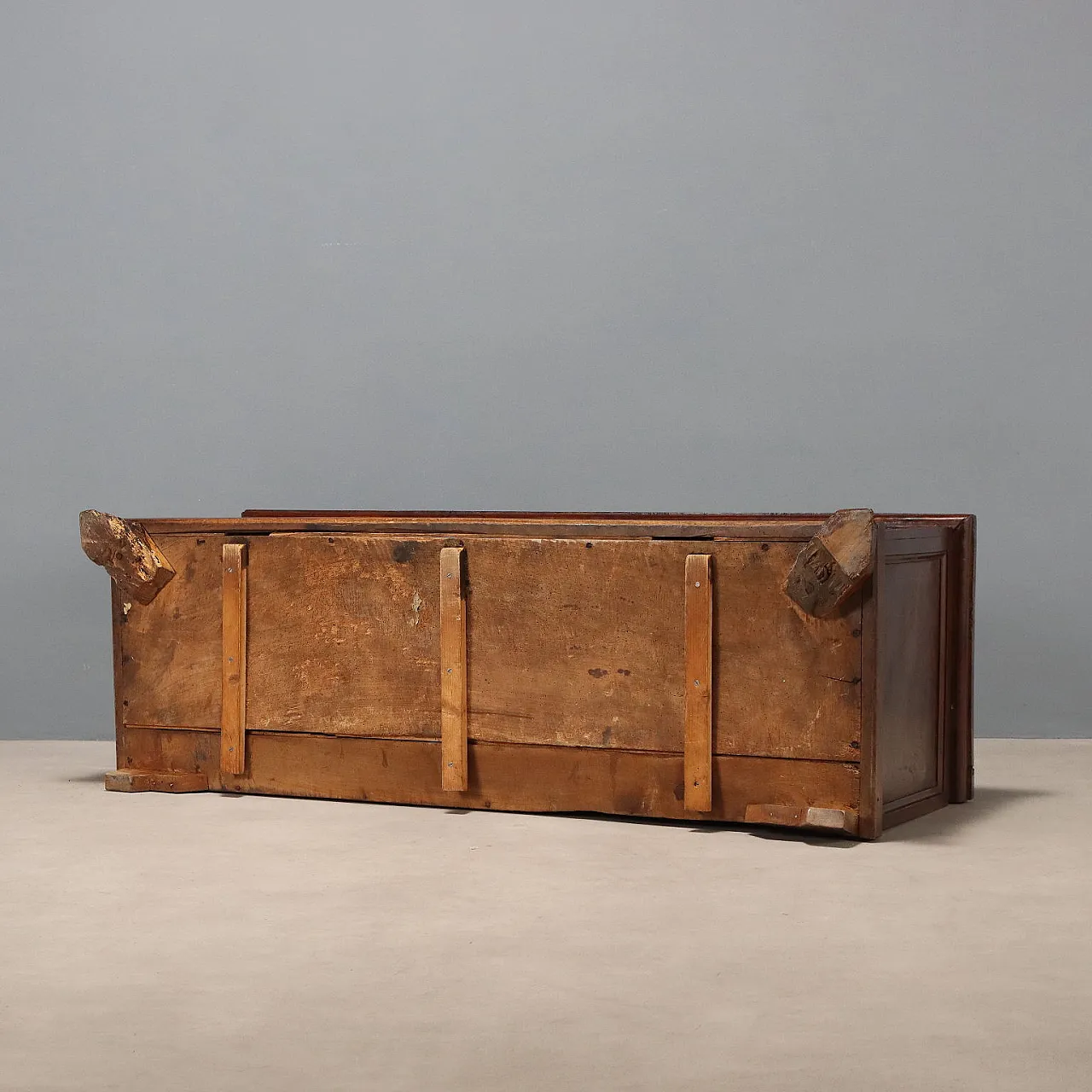 Walnut chest, late 18th century 9