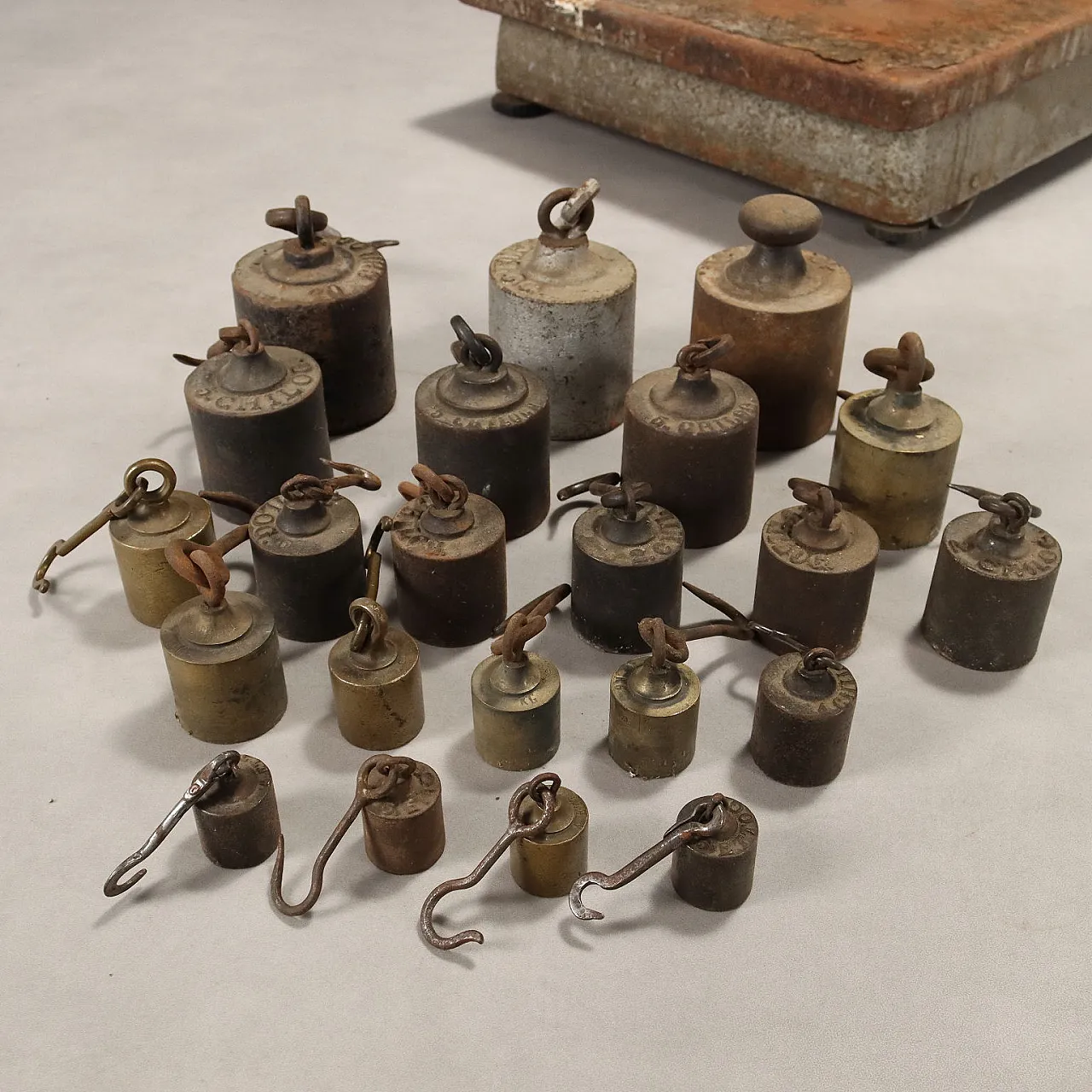 Alfa Bilici Varese scales in iron, metal and brass, 20th century 10