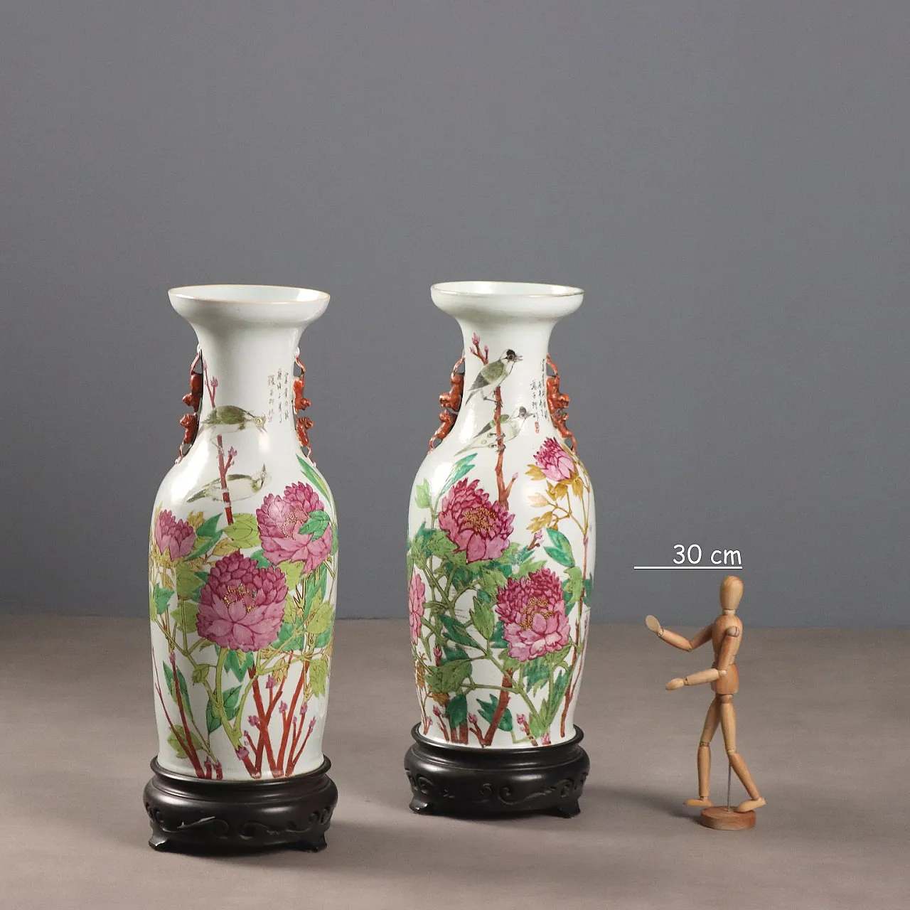 Coppia di vasi a balaustro dipinti con smalti Qianjiang, '900 3