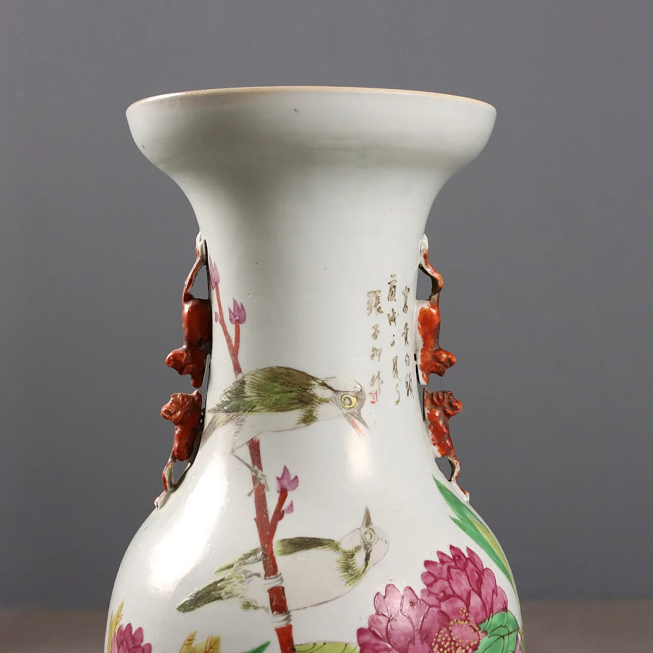 Coppia di vasi a balaustro dipinti con smalti Qianjiang, '900 5