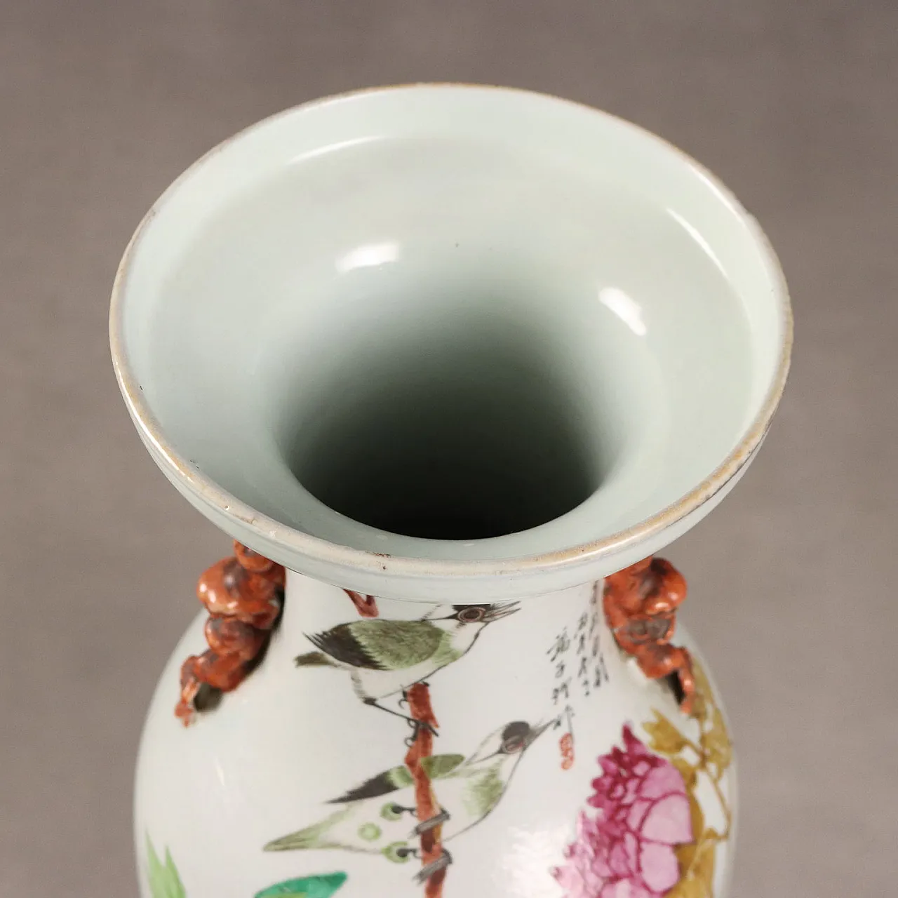 Coppia di vasi a balaustro dipinti con smalti Qianjiang, '900 6