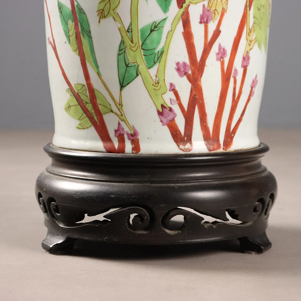 Coppia di vasi a balaustro dipinti con smalti Qianjiang, '900 10