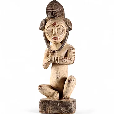 Figura in legno di un'antenata seduta, '900