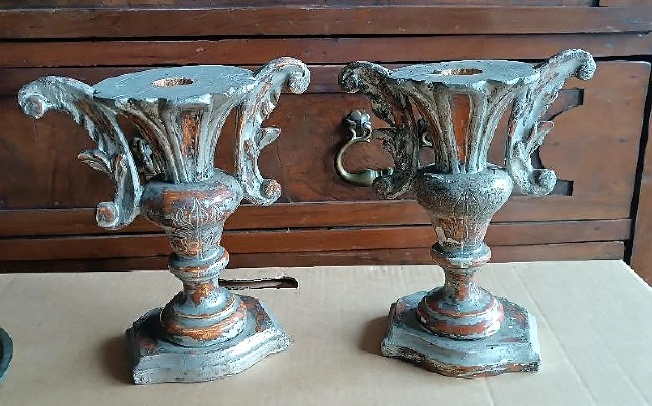 Coppia di candelieri con supporto a palma in legno argentato, '700 1