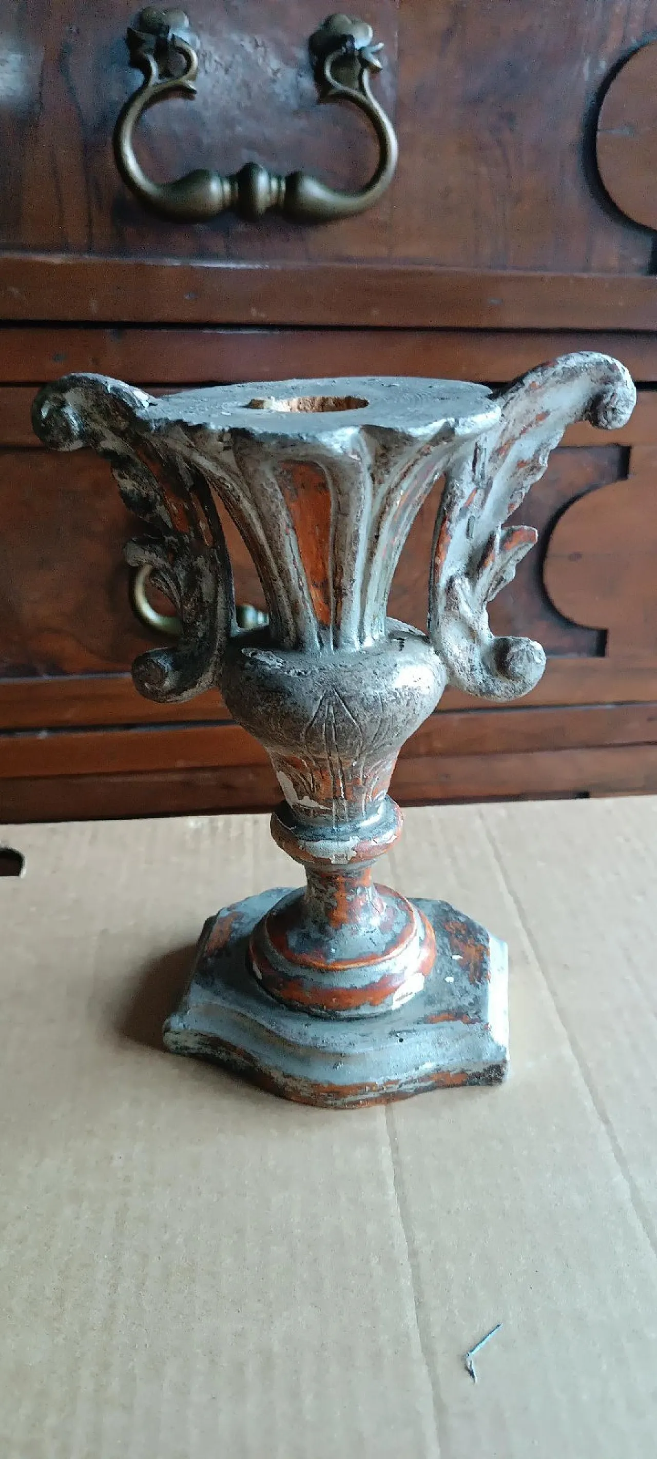 Coppia di candelieri con supporto a palma in legno argentato, '700 3