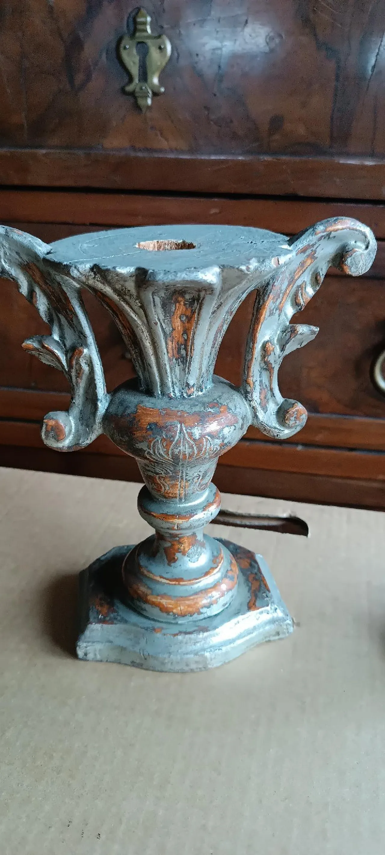 Coppia di candelieri con supporto a palma in legno argentato, '700 4