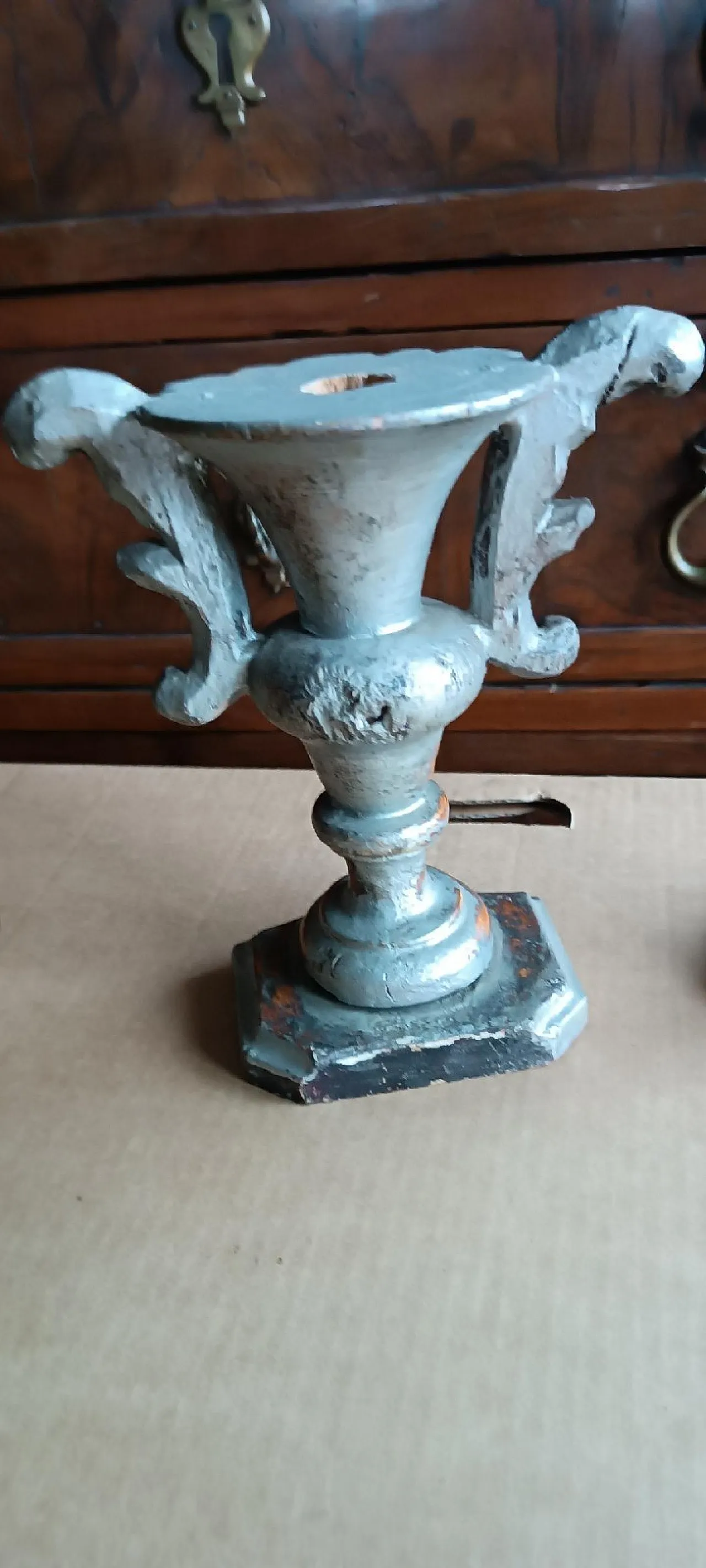 Coppia di candelieri con supporto a palma in legno argentato, '700 5