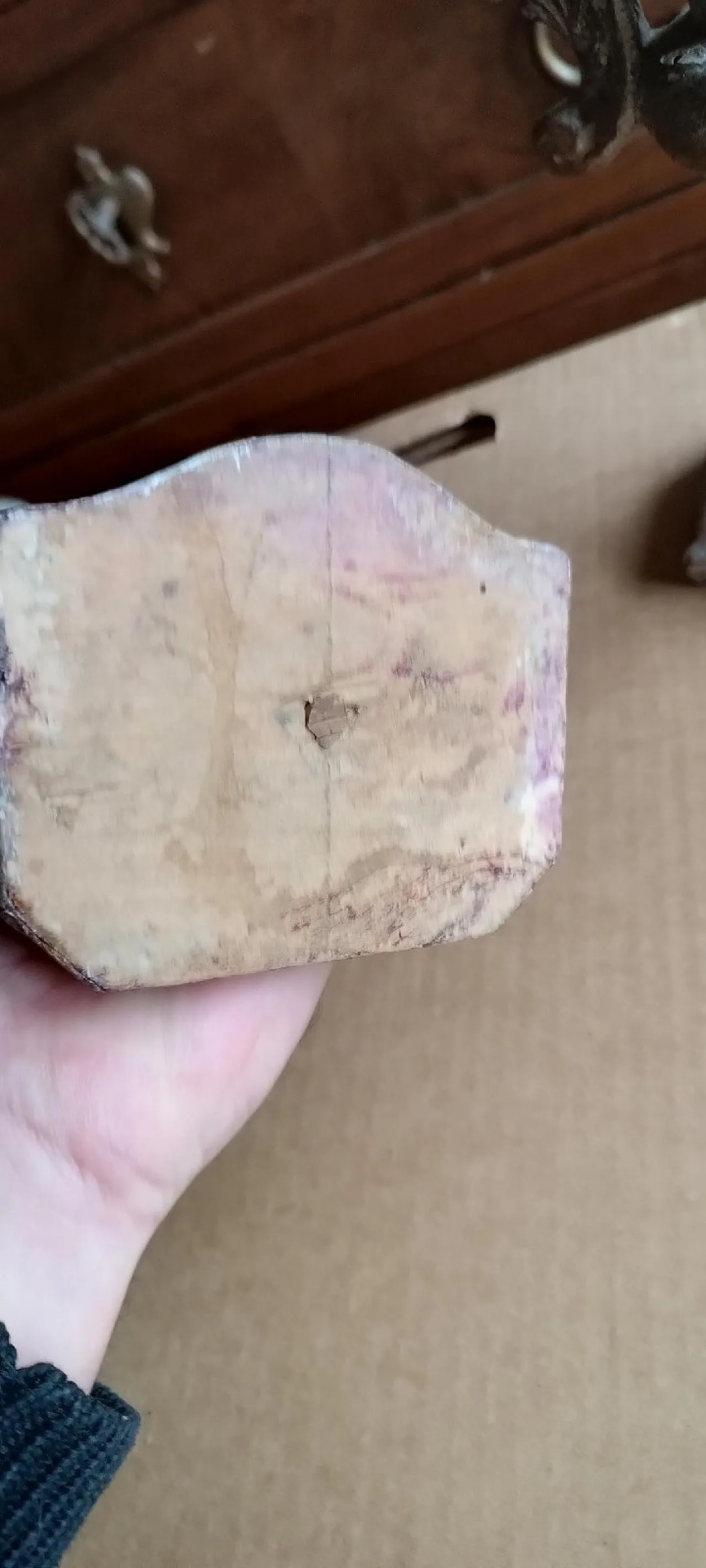 Coppia di candelieri con supporto a palma in legno argentato, '700 6