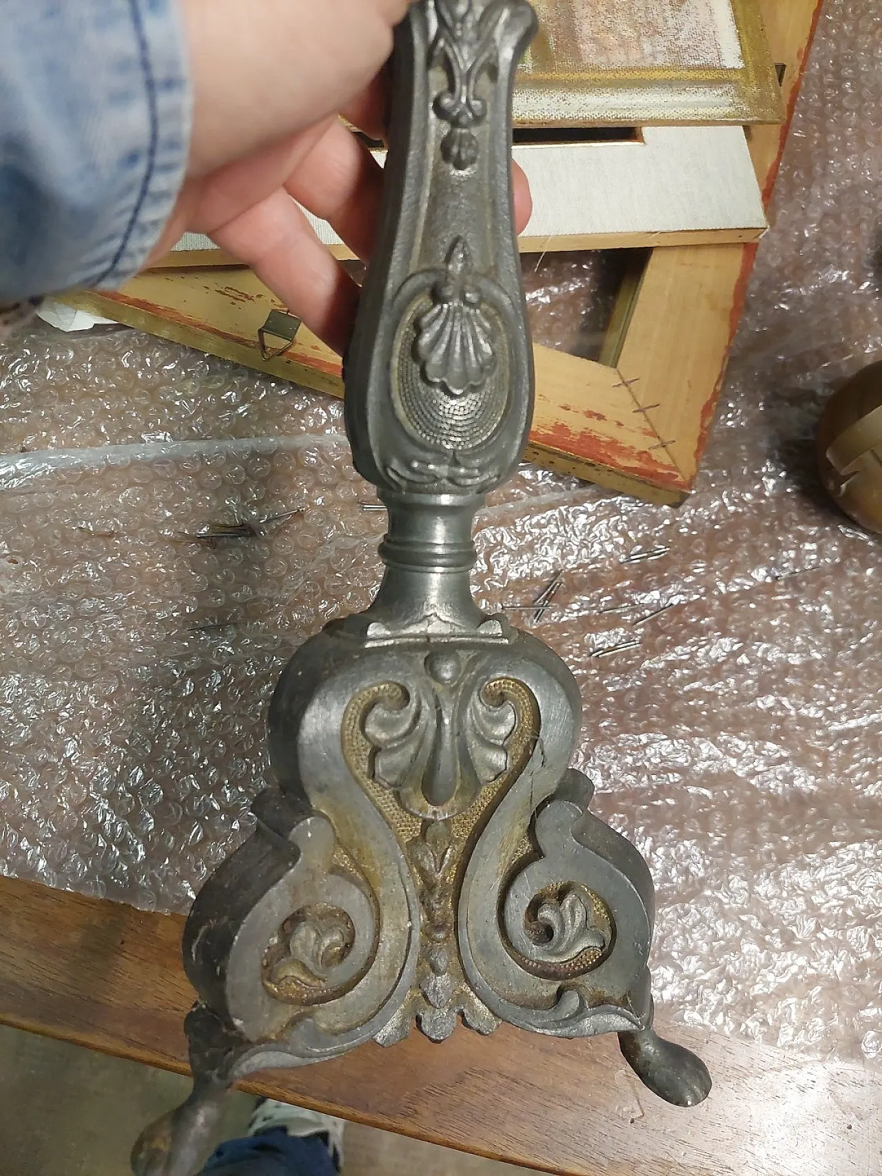 Coppia di candelieri in peltro, fine '800 11