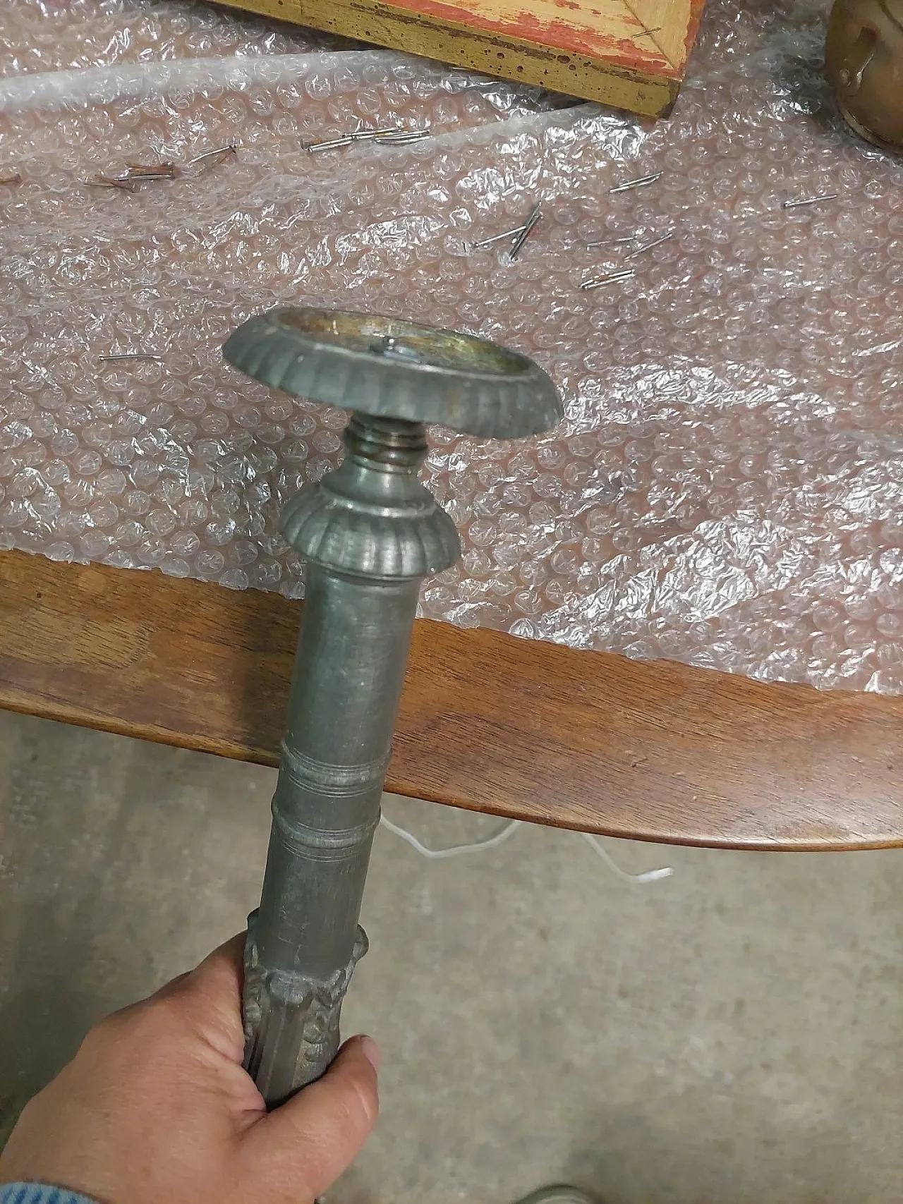 Coppia di candelieri in peltro, fine '800 12