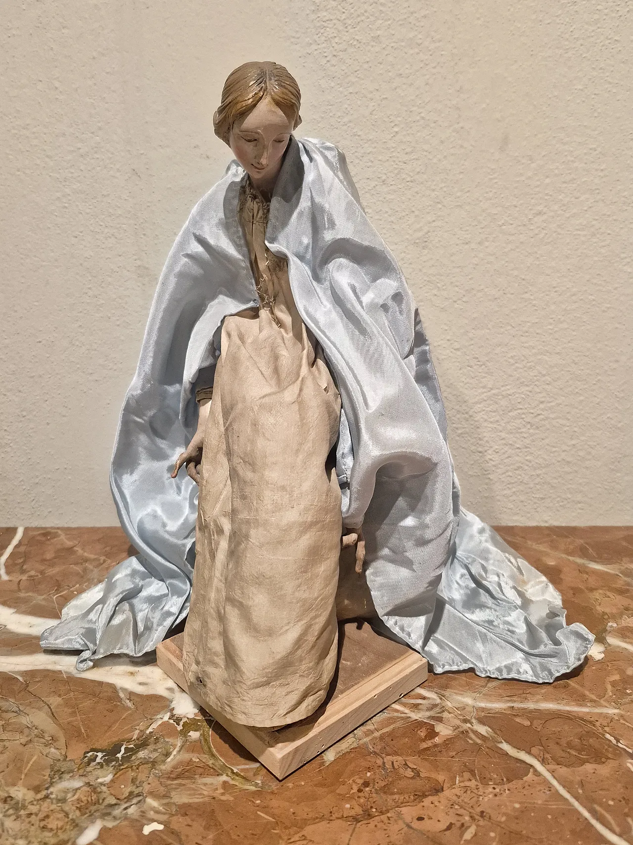 Madonna ativity scene statue in terracotta, glass, polychrome fabric 2