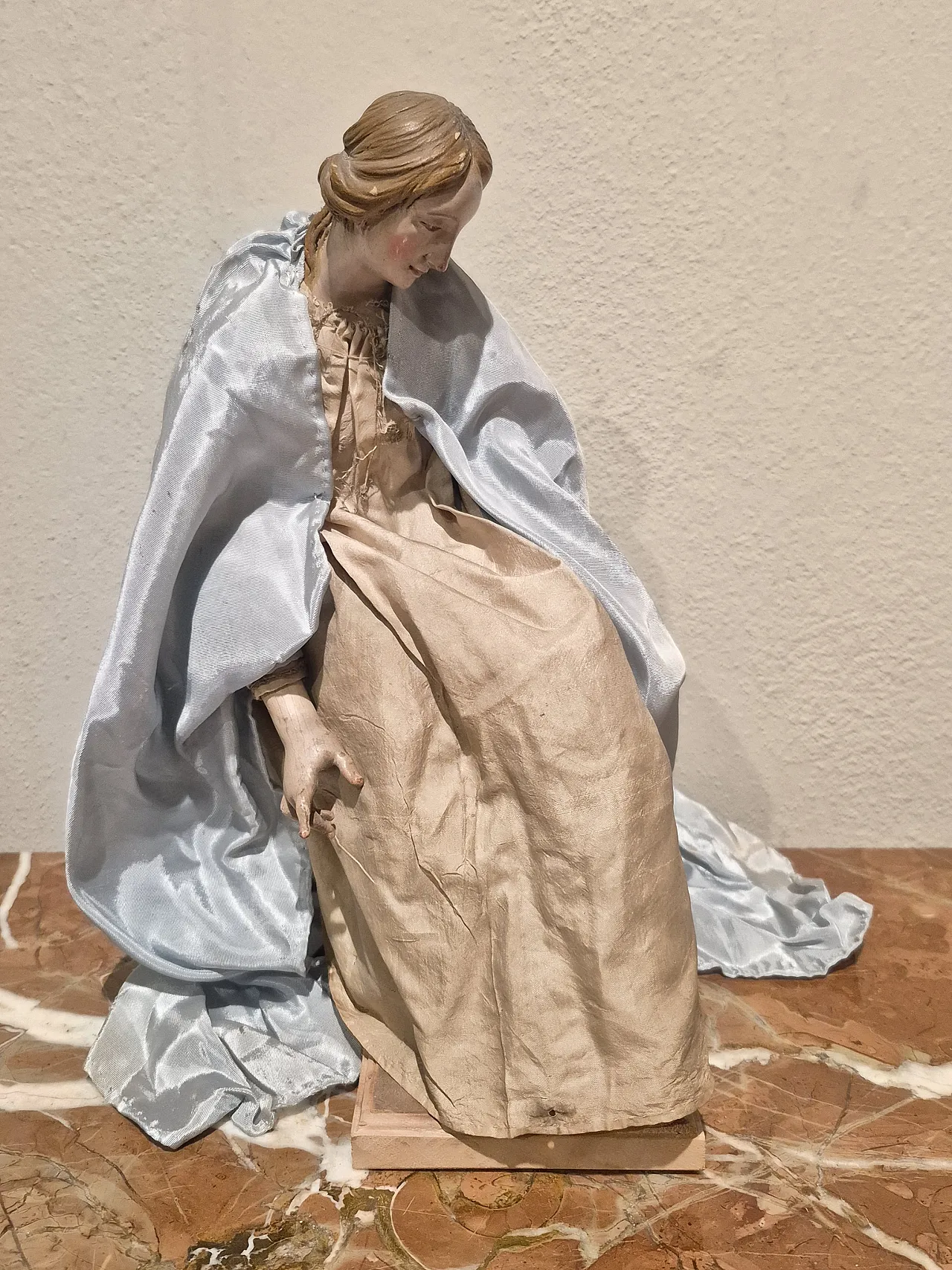 Madonna ativity scene statue in terracotta, glass, polychrome fabric 3