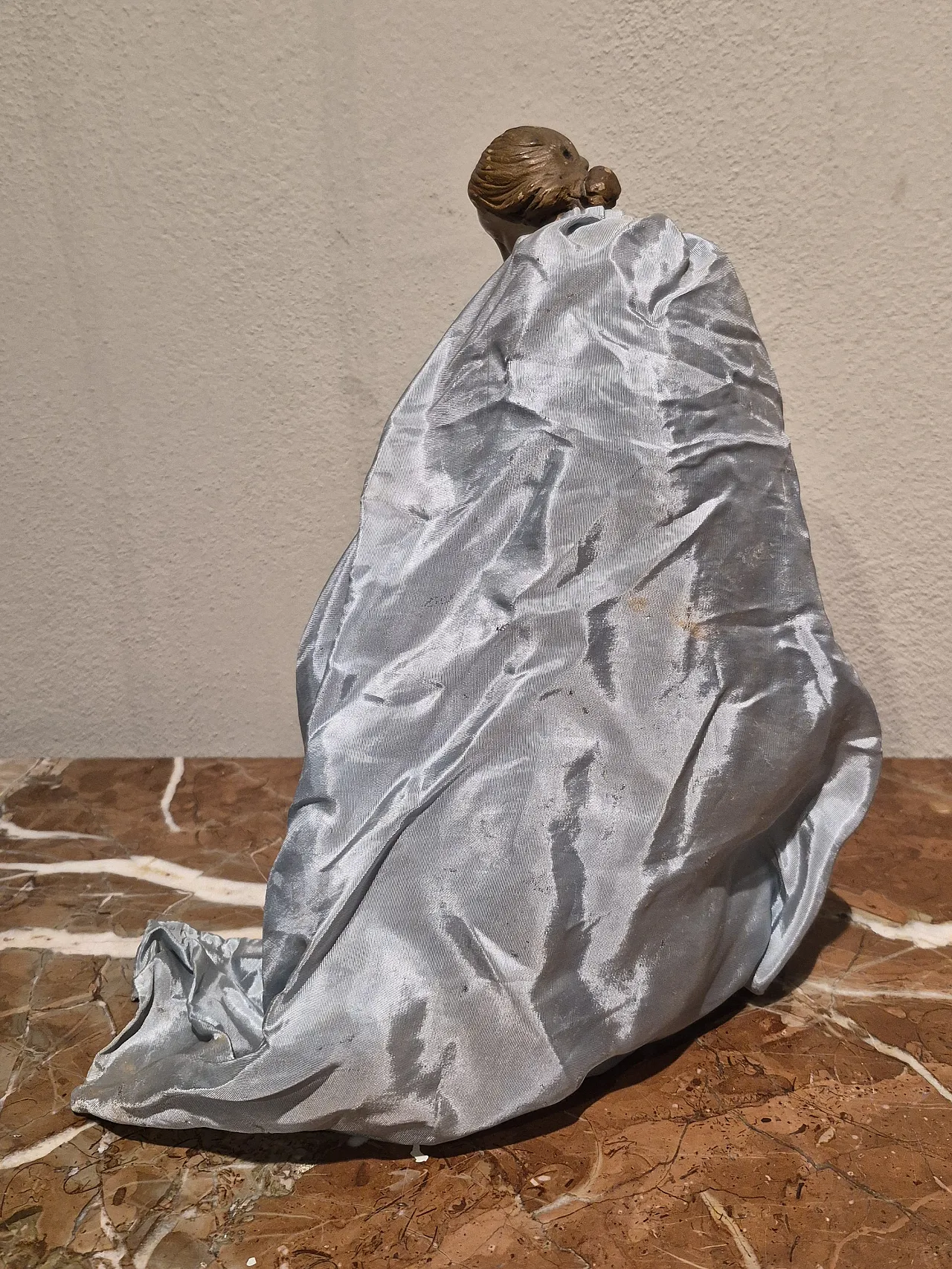 Madonna ativity scene statue in terracotta, glass, polychrome fabric 5