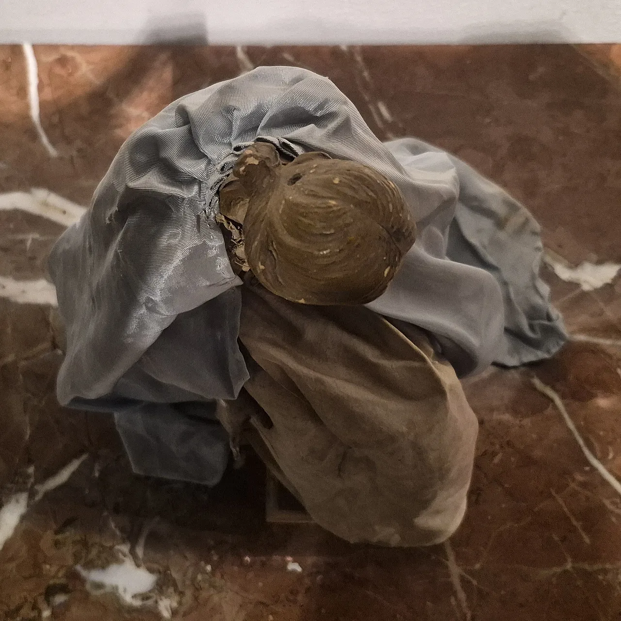 Madonna ativity scene statue in terracotta, glass, polychrome fabric 7