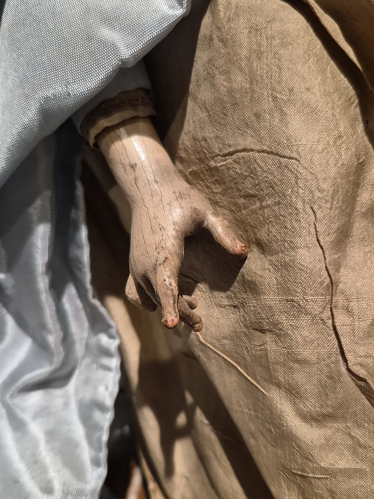 Madonna ativity scene statue in terracotta, glass, polychrome fabric 9