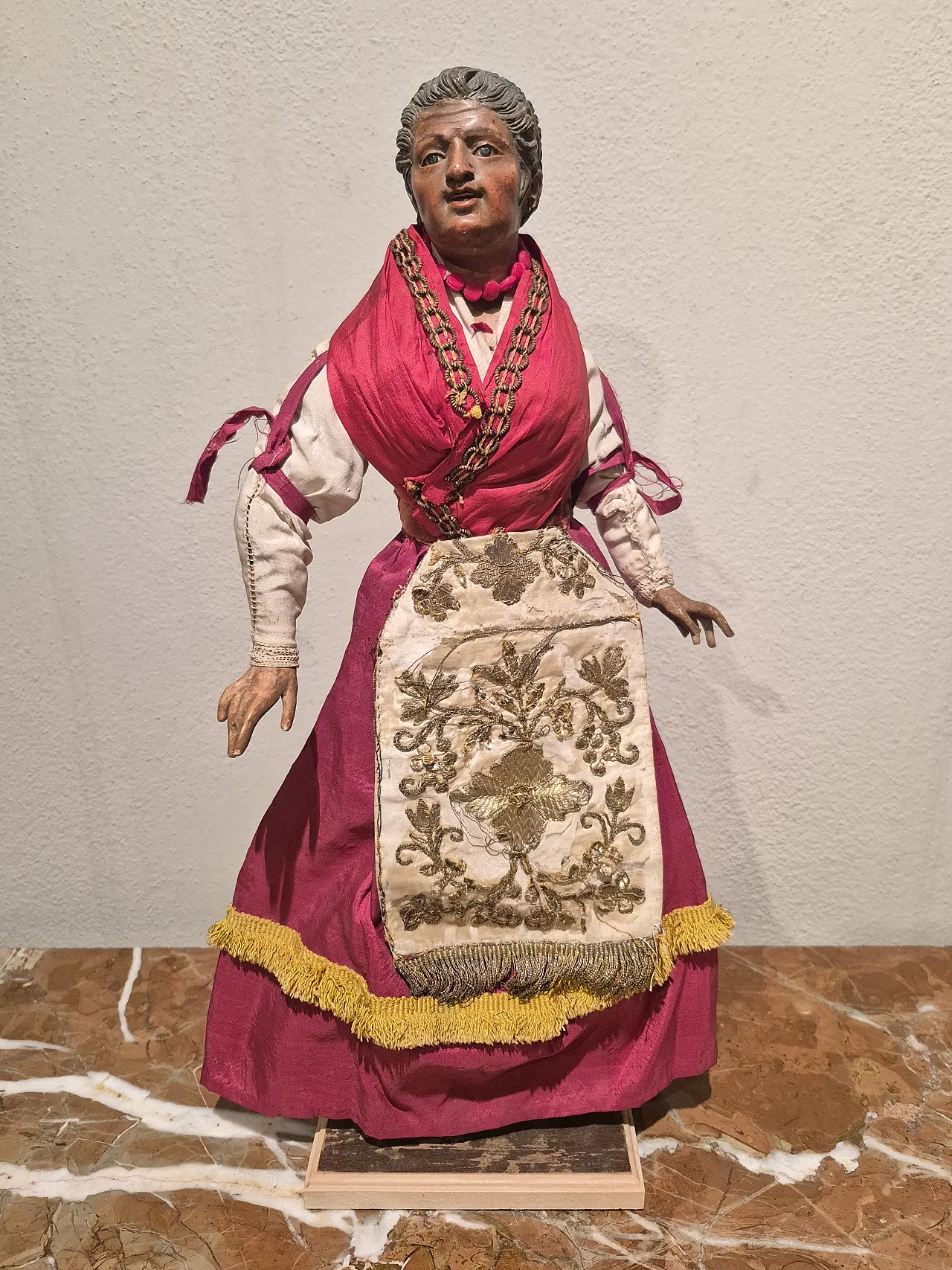 Housewife ativity scene statue in terracotta, glass, polychrome fabric 2