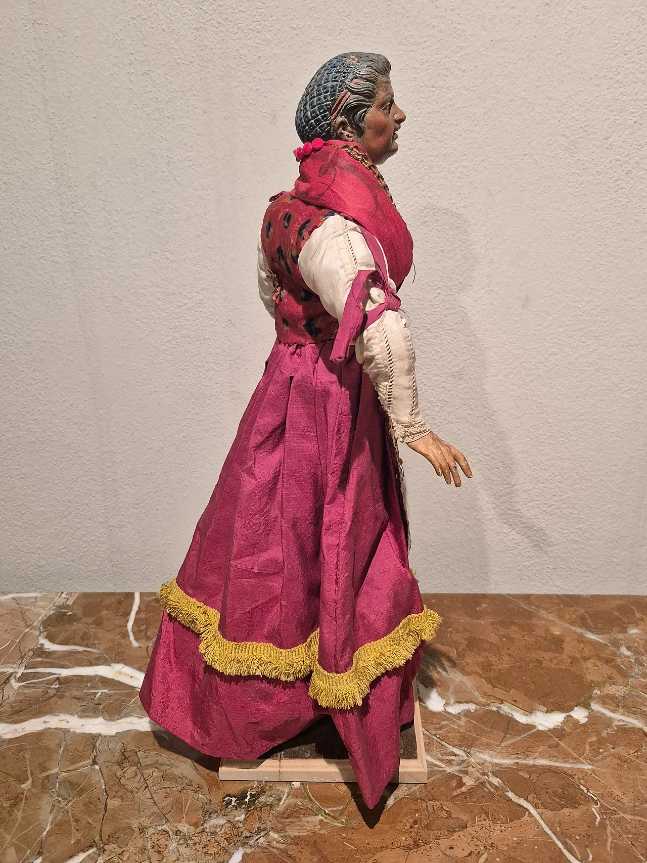 Housewife ativity scene statue in terracotta, glass, polychrome fabric 3