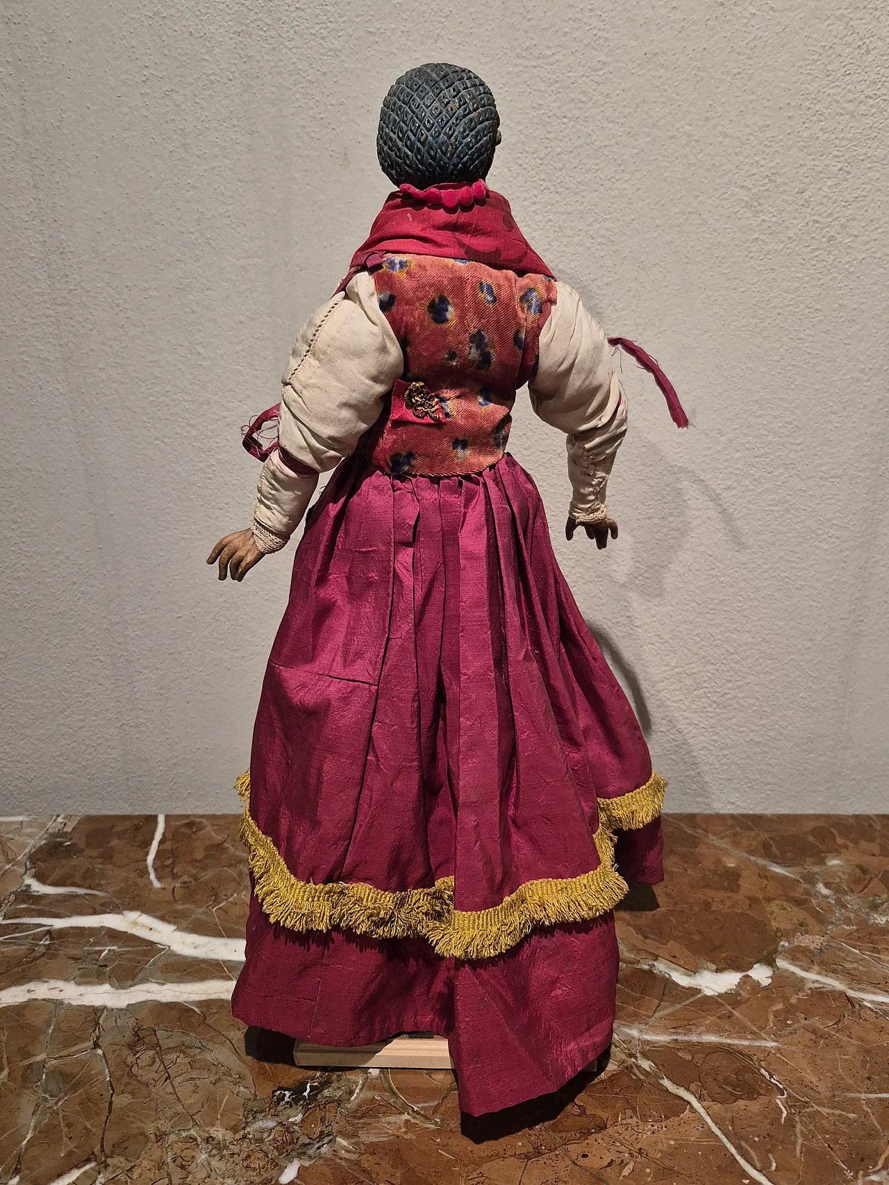 Housewife ativity scene statue in terracotta, glass, polychrome fabric 4