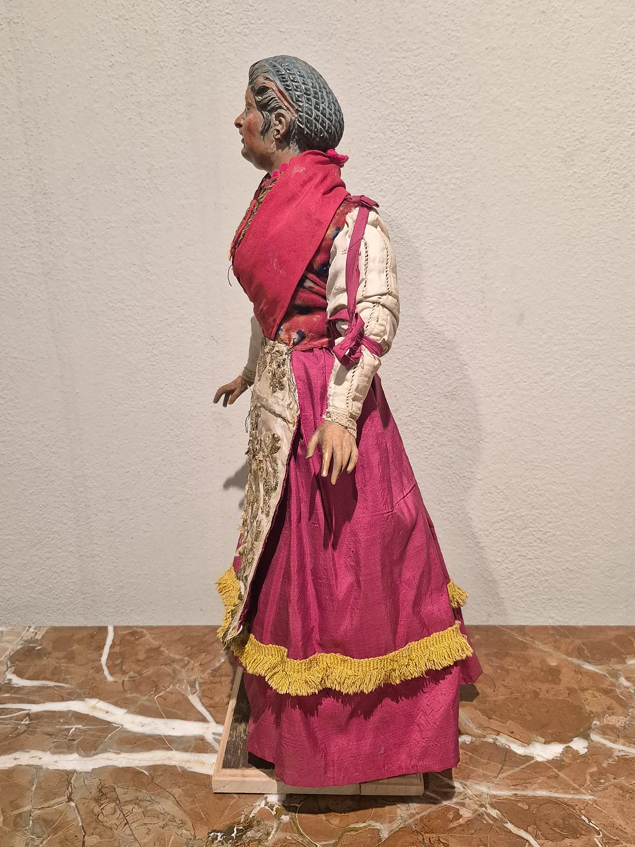 Housewife ativity scene statue in terracotta, glass, polychrome fabric 5
