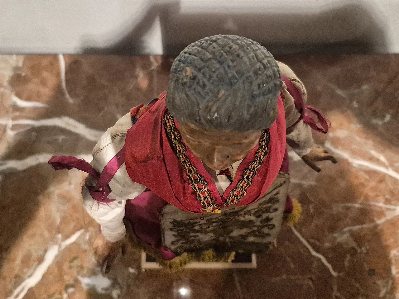 Housewife ativity scene statue in terracotta, glass, polychrome fabric 6