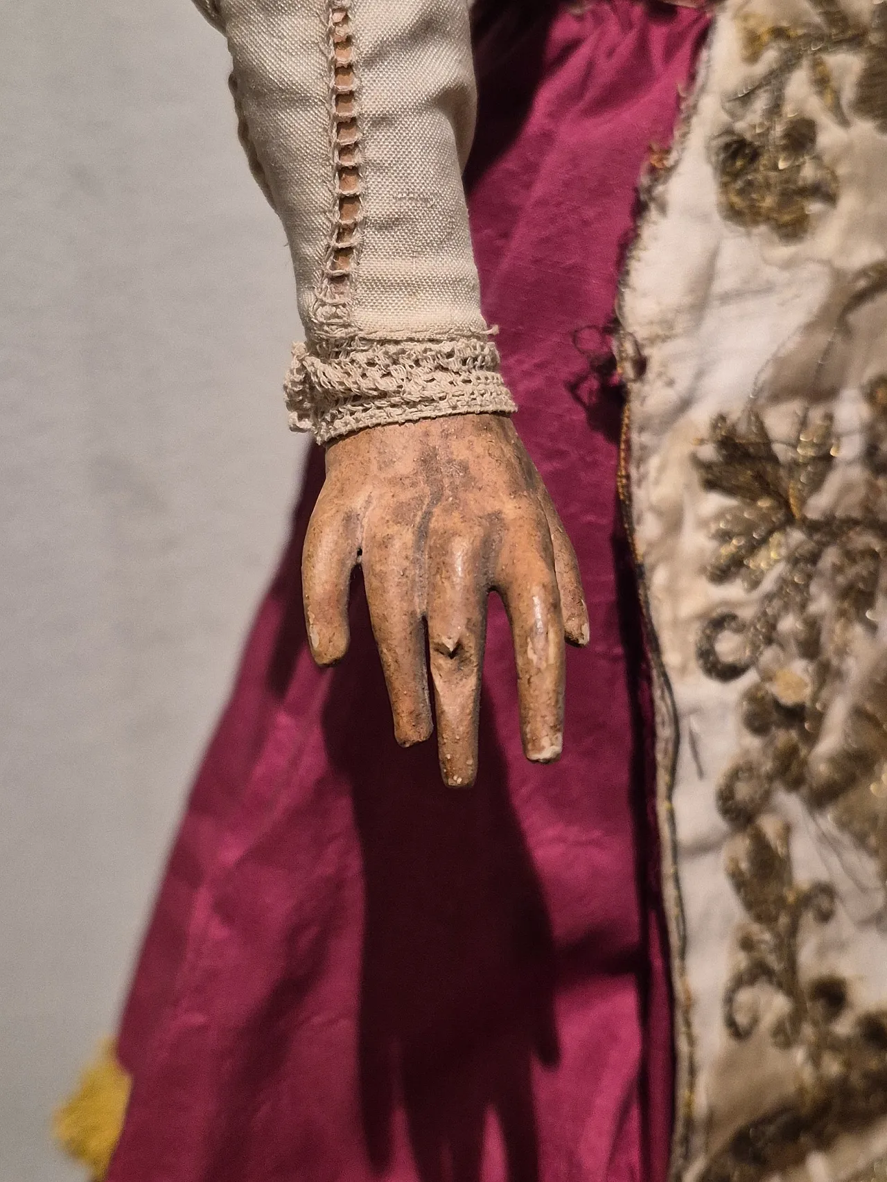 Housewife ativity scene statue in terracotta, glass, polychrome fabric 8