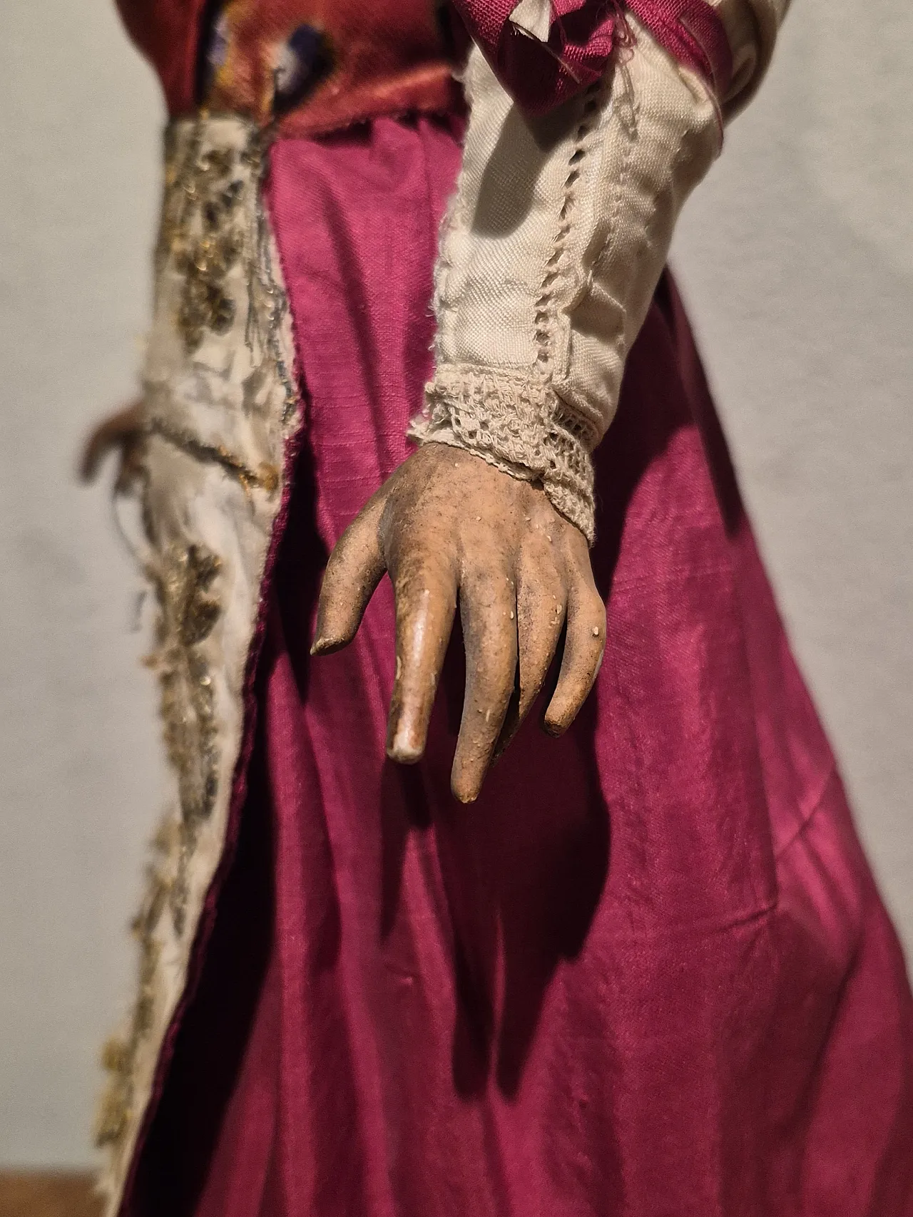 Housewife ativity scene statue in terracotta, glass, polychrome fabric 9