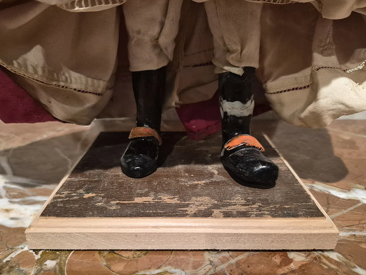 Housewife ativity scene statue in terracotta, glass, polychrome fabric 10