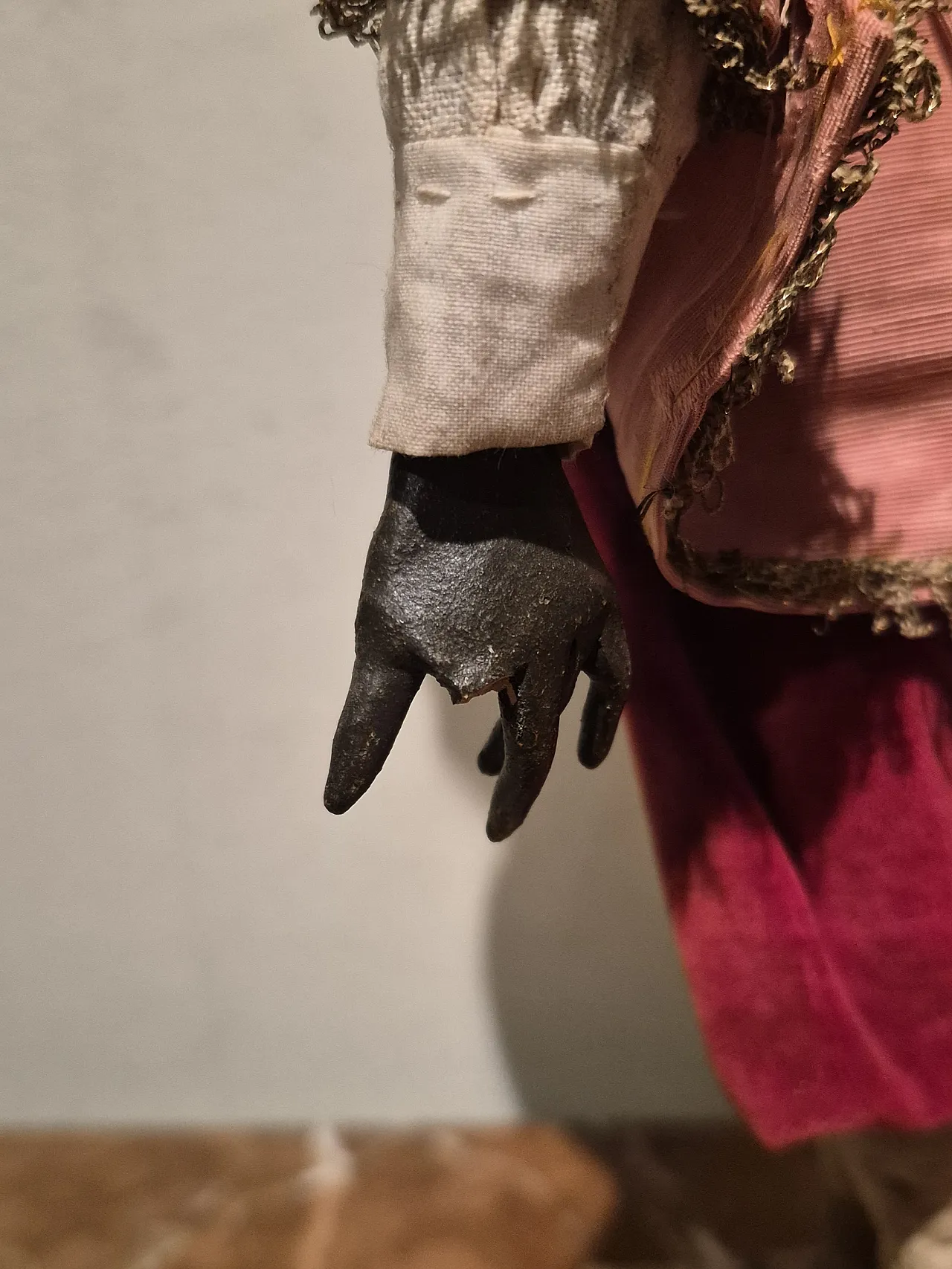 Moro nativity scene statue in terracotta, glass and polychrome fabric 9