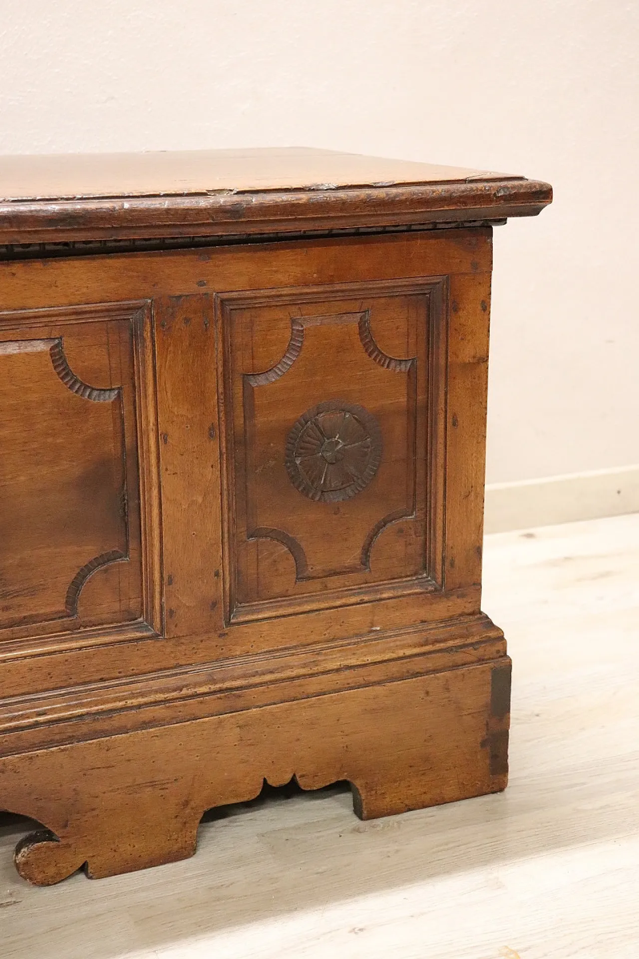 Antica cassapanca in noce massello, '700 6