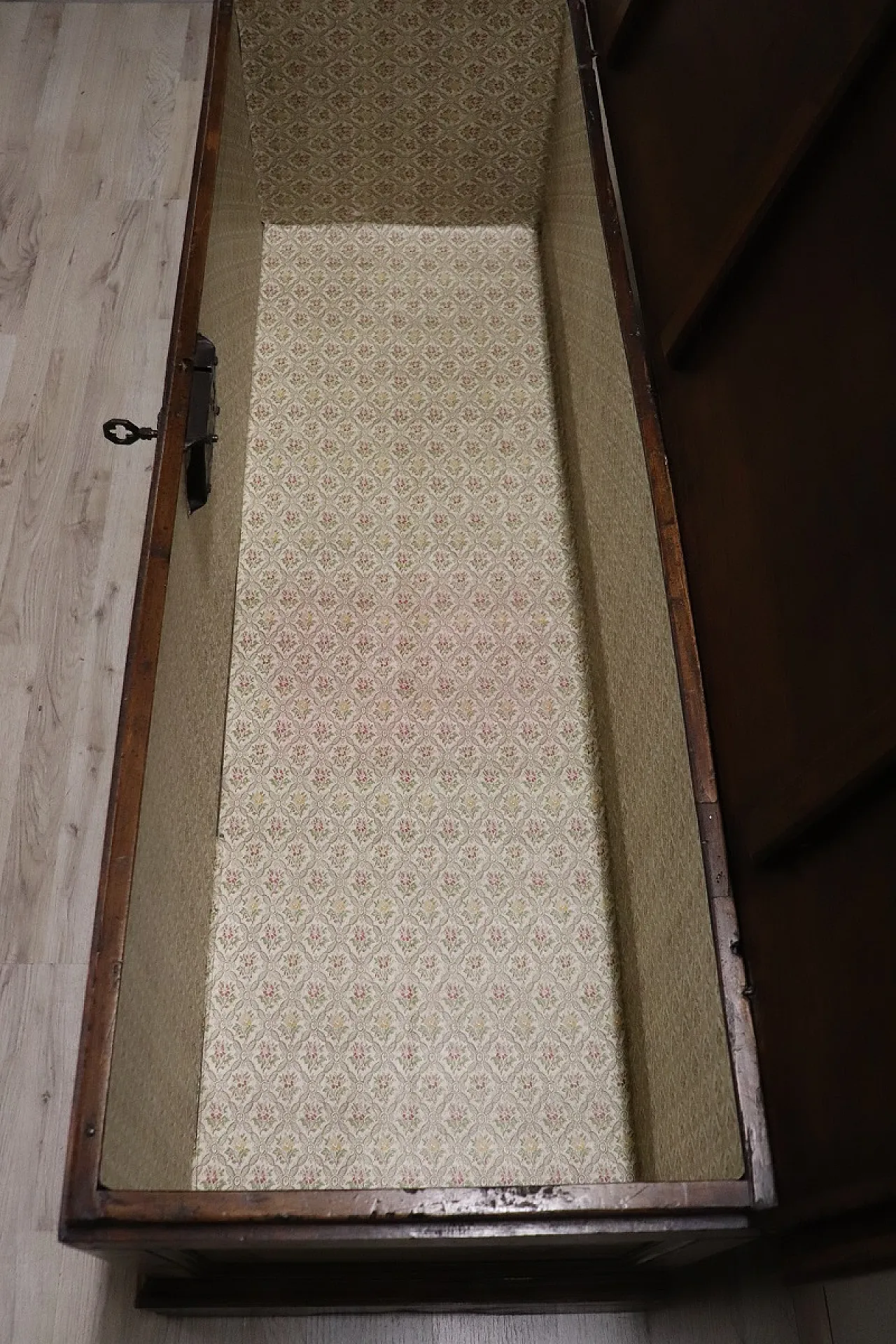 Antica cassapanca in noce massello, '700 9