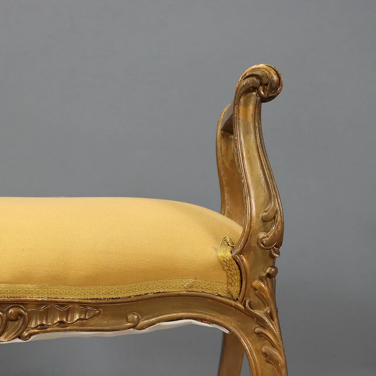 Coppia di panche in legno dorato con sedile imbottito, inizio '900 5