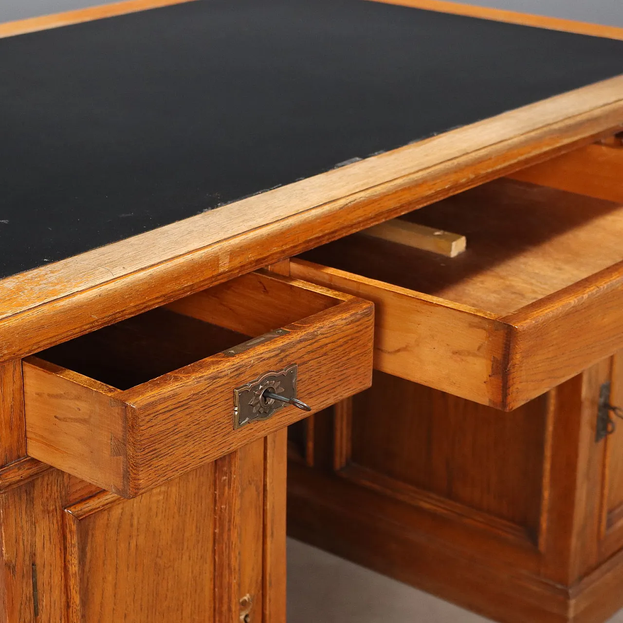 Scrivania in rovere e pelle nera, fine '800 4