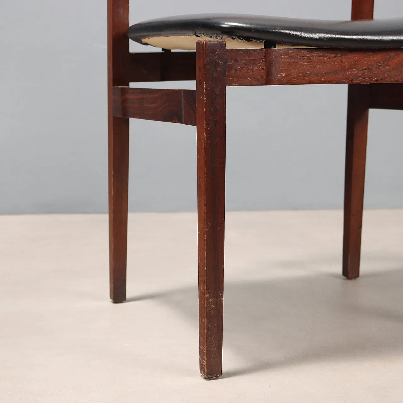 8 Sedie in legno di jacaranda e sedili in pelle, '900 7