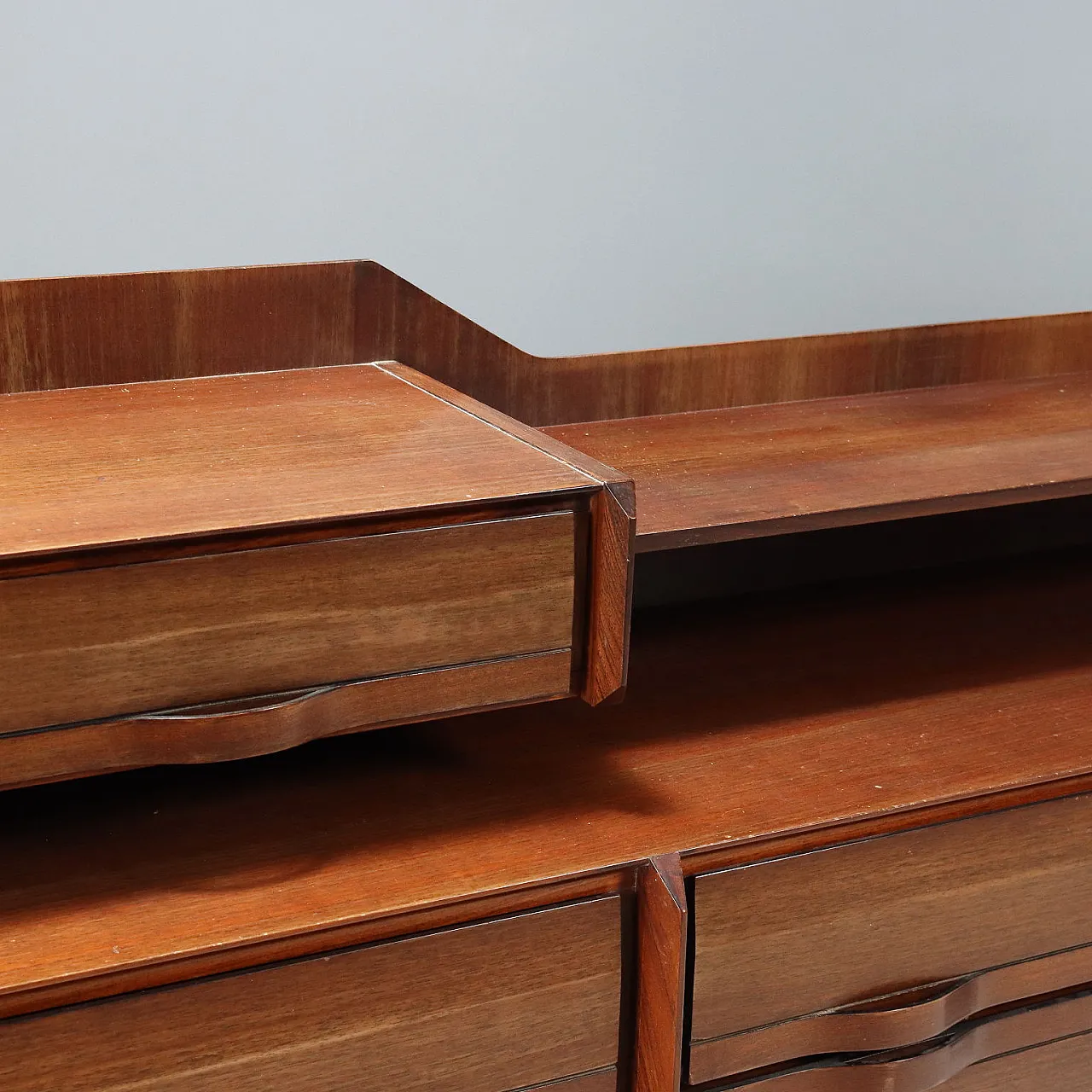 Mobile con cassetti e ripiano in legno esotico e metallo, '900 3