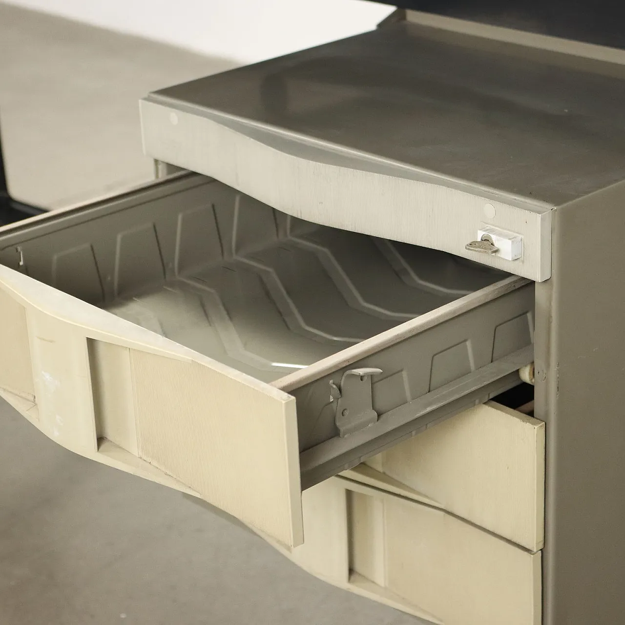 Arco writing desk by BBPR for Olivetti, Italy 1960s-1970s 7