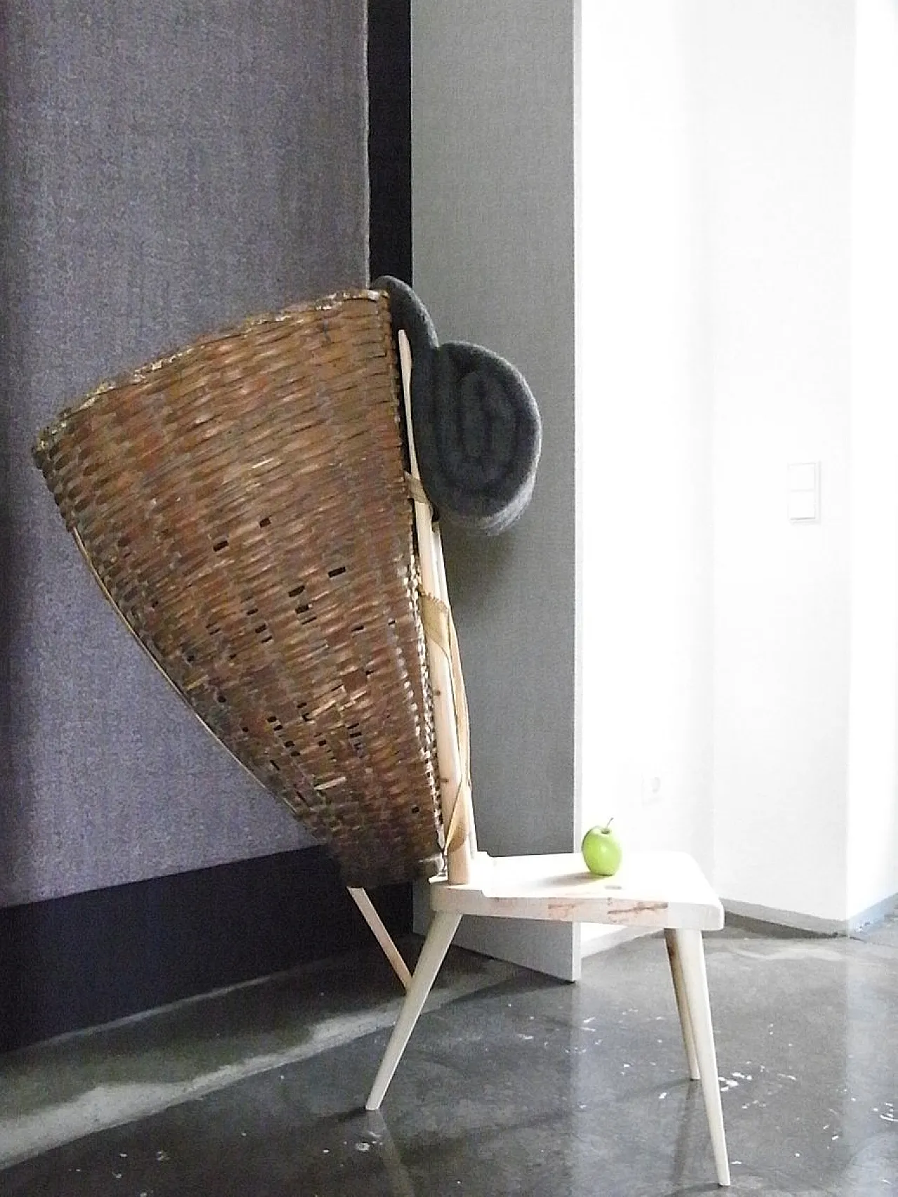 Sedia tirolese a tre gambe di M. Rizzolli, anni '60 2