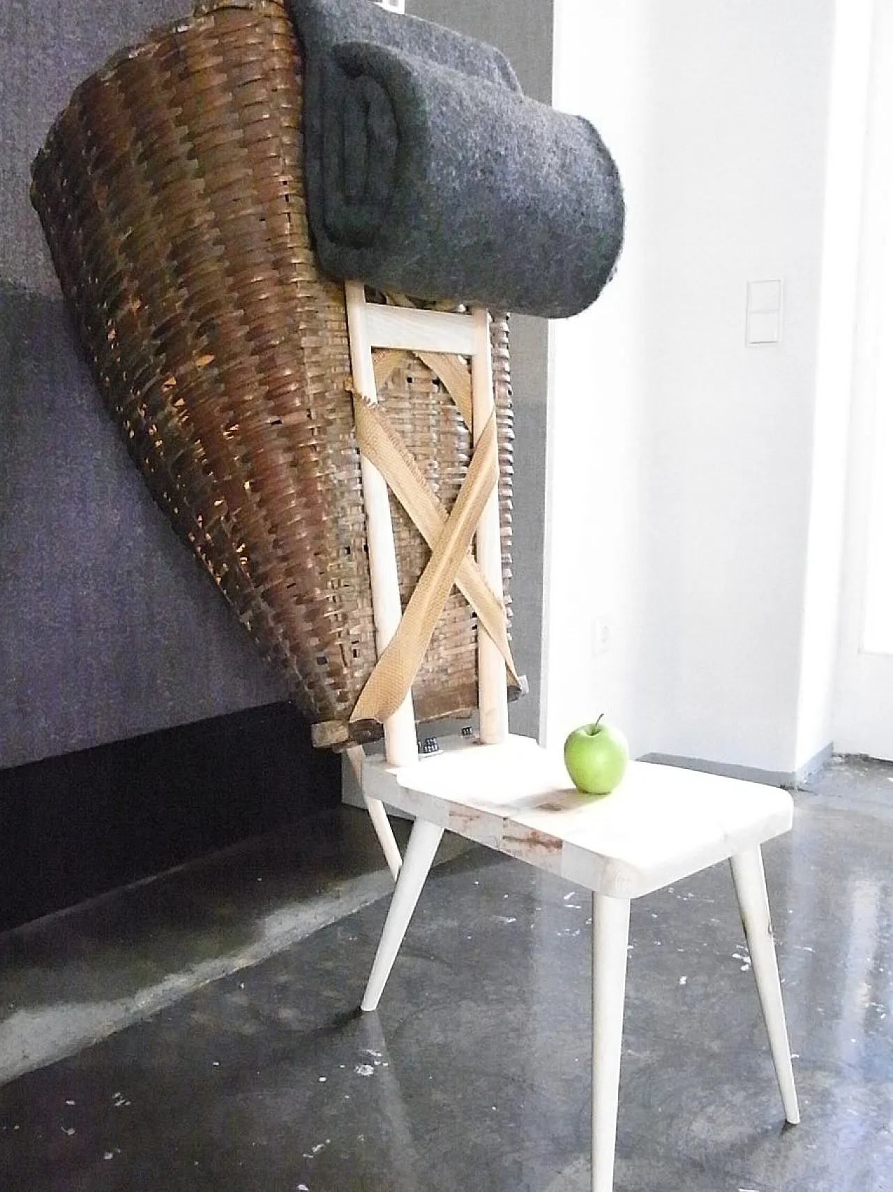 Sedia tirolese a tre gambe di M. Rizzolli, anni '60 5