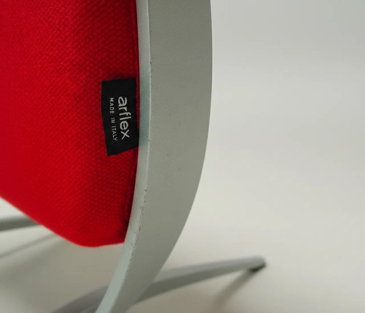 3 Comma red armchairs by Yaacov Kaufmann for Arflex, 90s 6