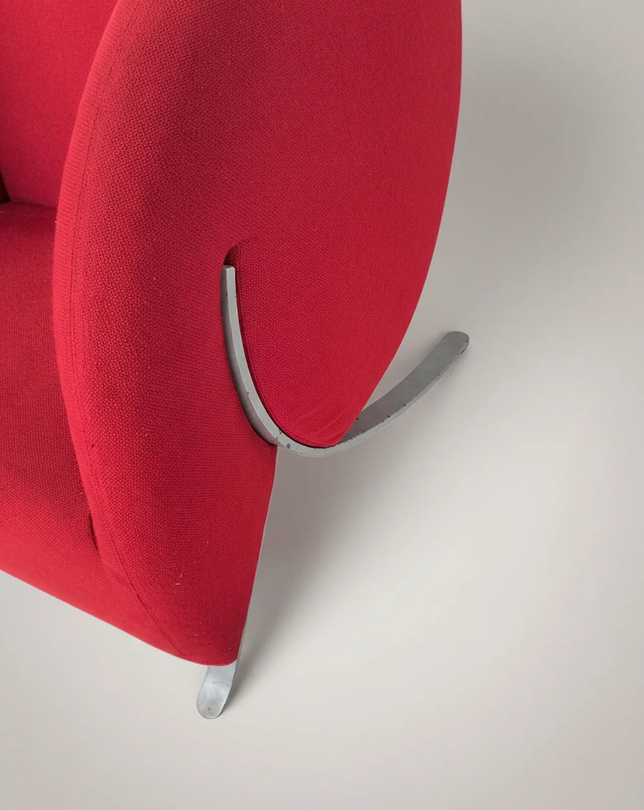 3 Comma red armchairs by Yaacov Kaufmann for Arflex, 90s 8