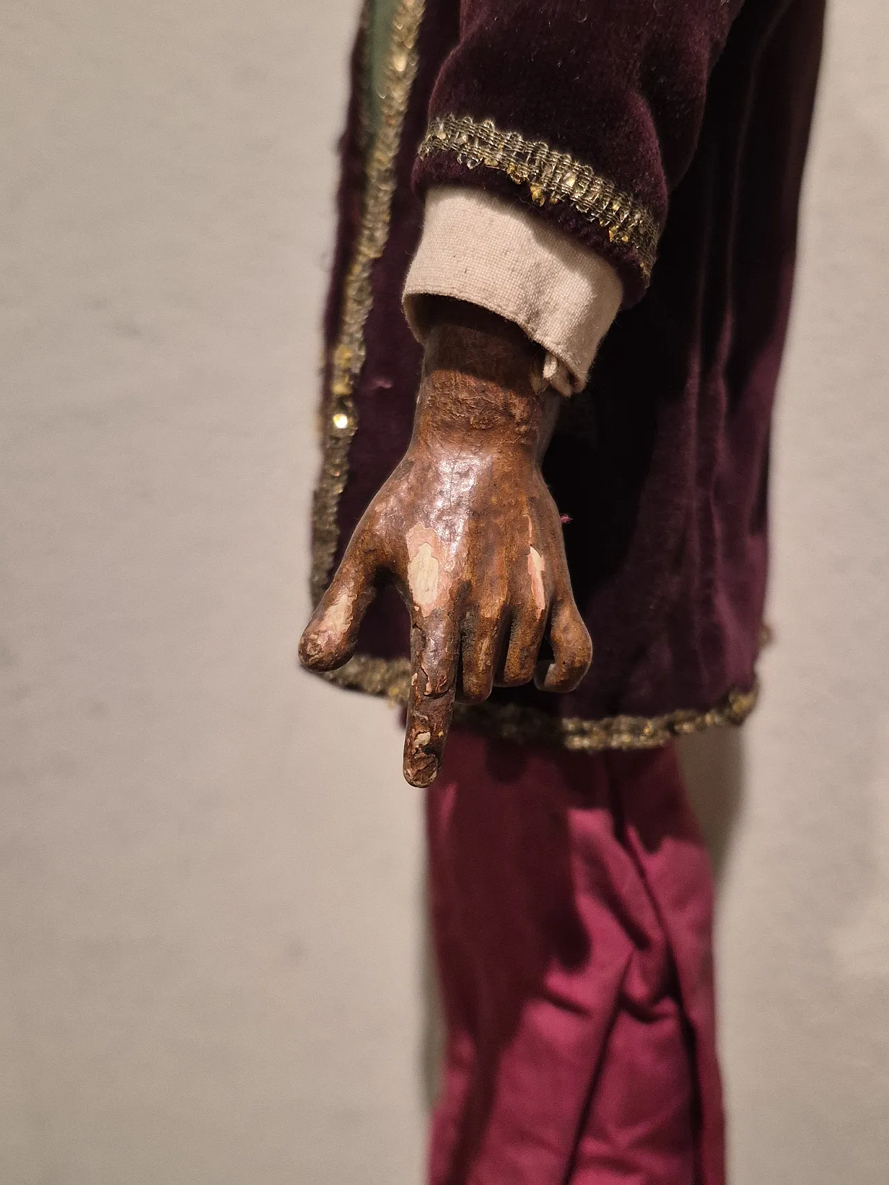 Shepherd nativity scene statue in terracotta, glass, polychrome fabric 10