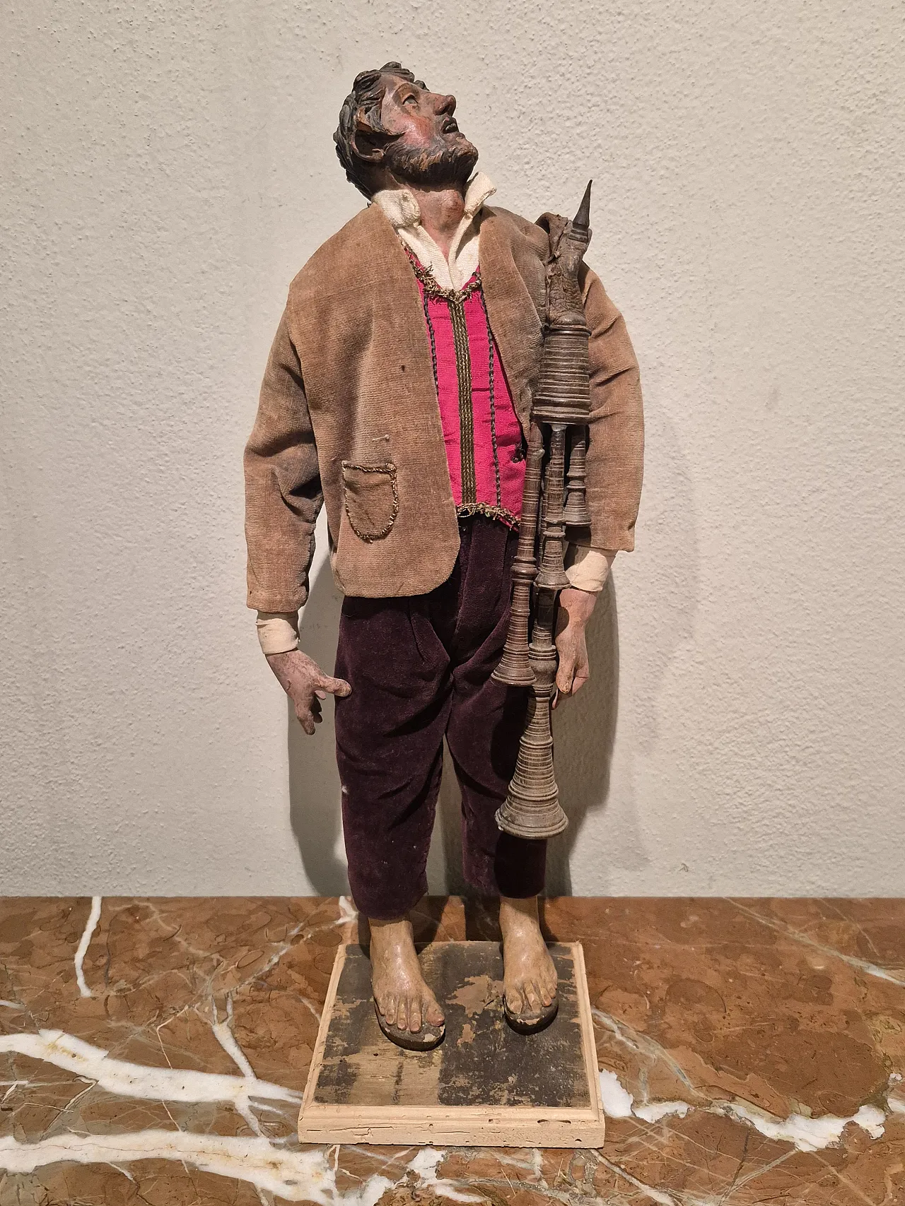 Zampognaro nativity scene statue in terracotta, glass and fabric 3