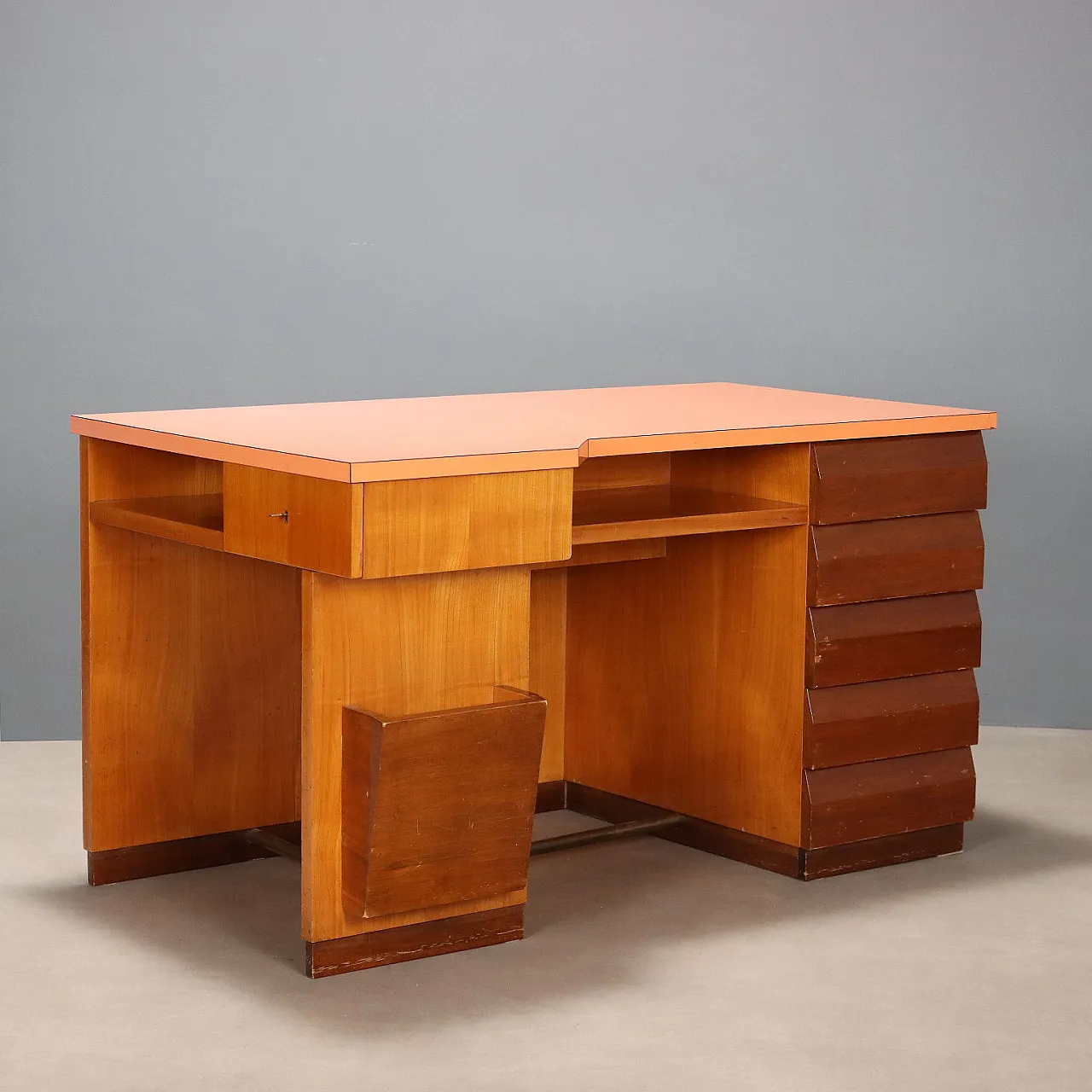 Scrivania con piano, cassetti e vani portaoggetti in formica, '900 1