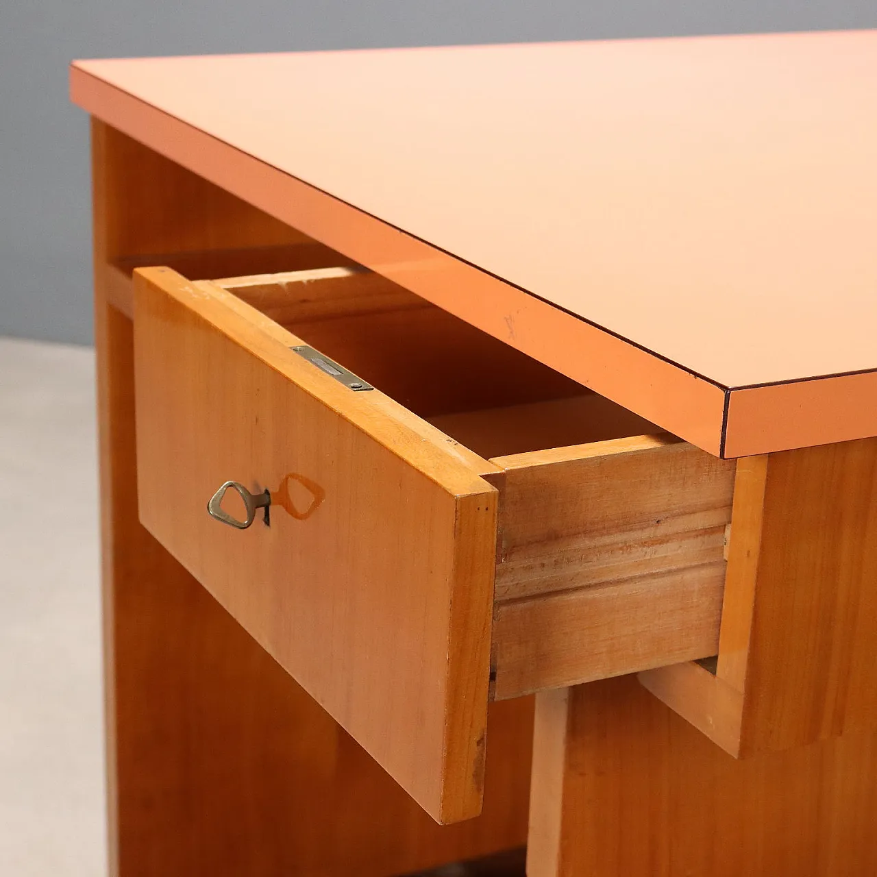 Scrivania con piano, cassetti e vani portaoggetti in formica, '900 4