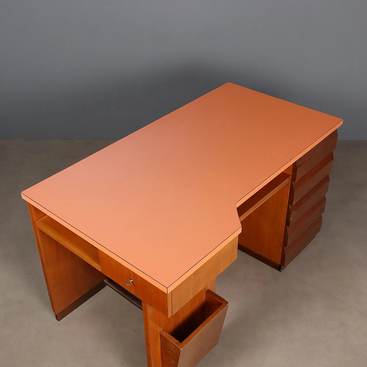 Scrivania con piano, cassetti e vani portaoggetti in formica, '900 9
