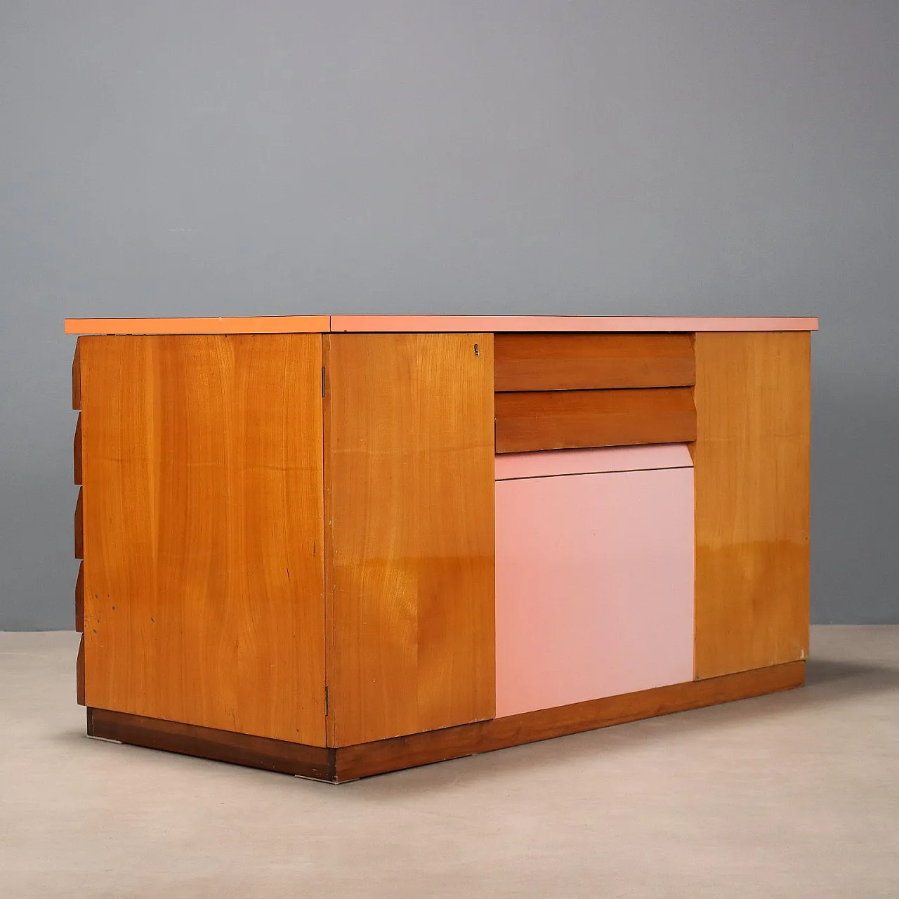 Scrivania con piano, cassetti e vani portaoggetti in formica, '900 10