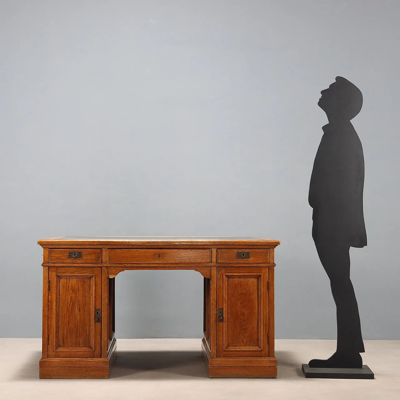 Scrivania in rovere con piano con inserto in pelle nera, '800 2