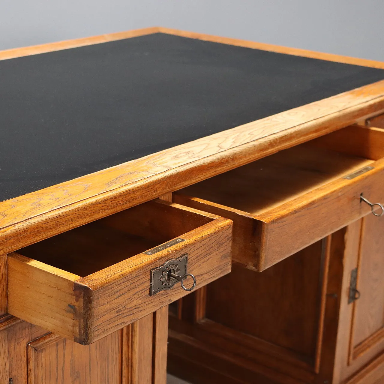 Scrivania in rovere con piano con inserto in pelle nera, '800 3