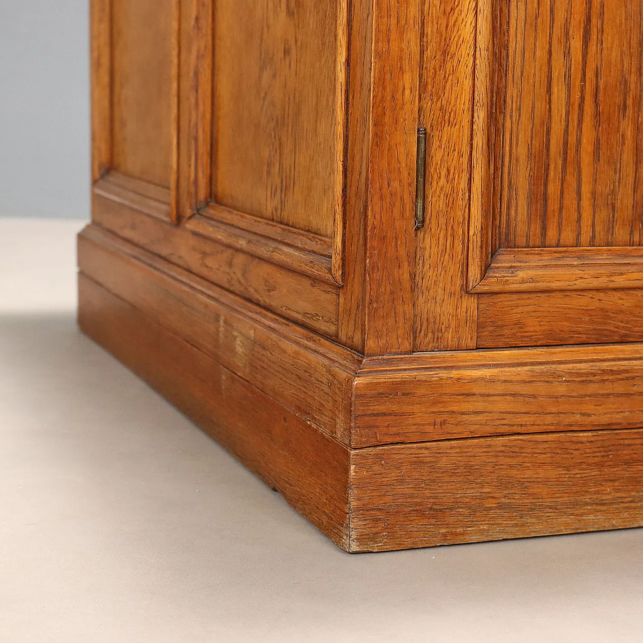 Scrivania in rovere con piano con inserto in pelle nera, '800 10