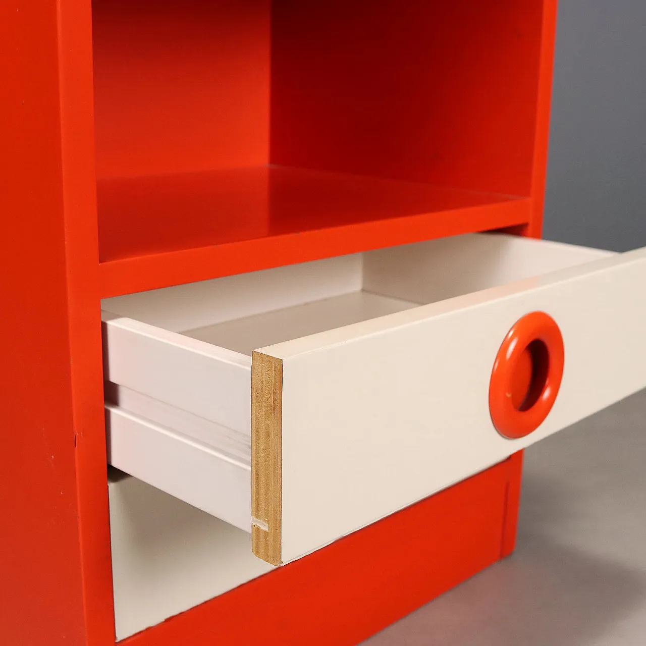 Comodino in legno smaltato bianco e arancio, '900 3