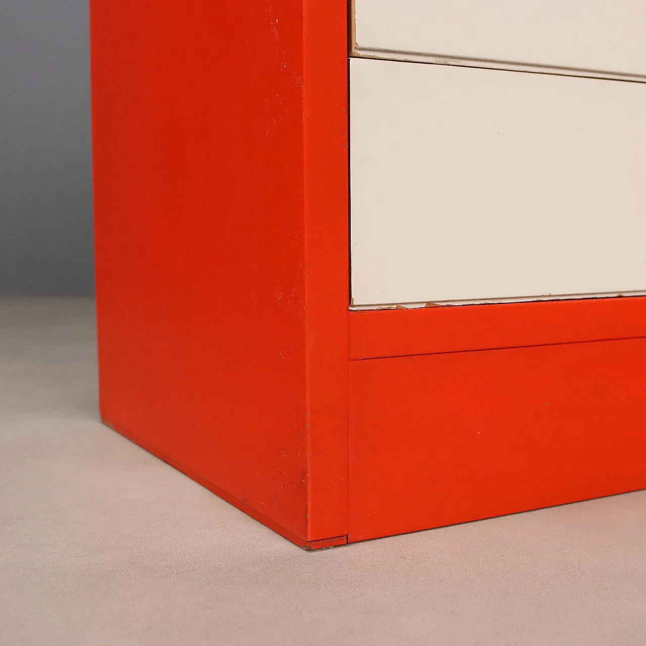 Comodino in legno smaltato bianco e arancio, '900 5